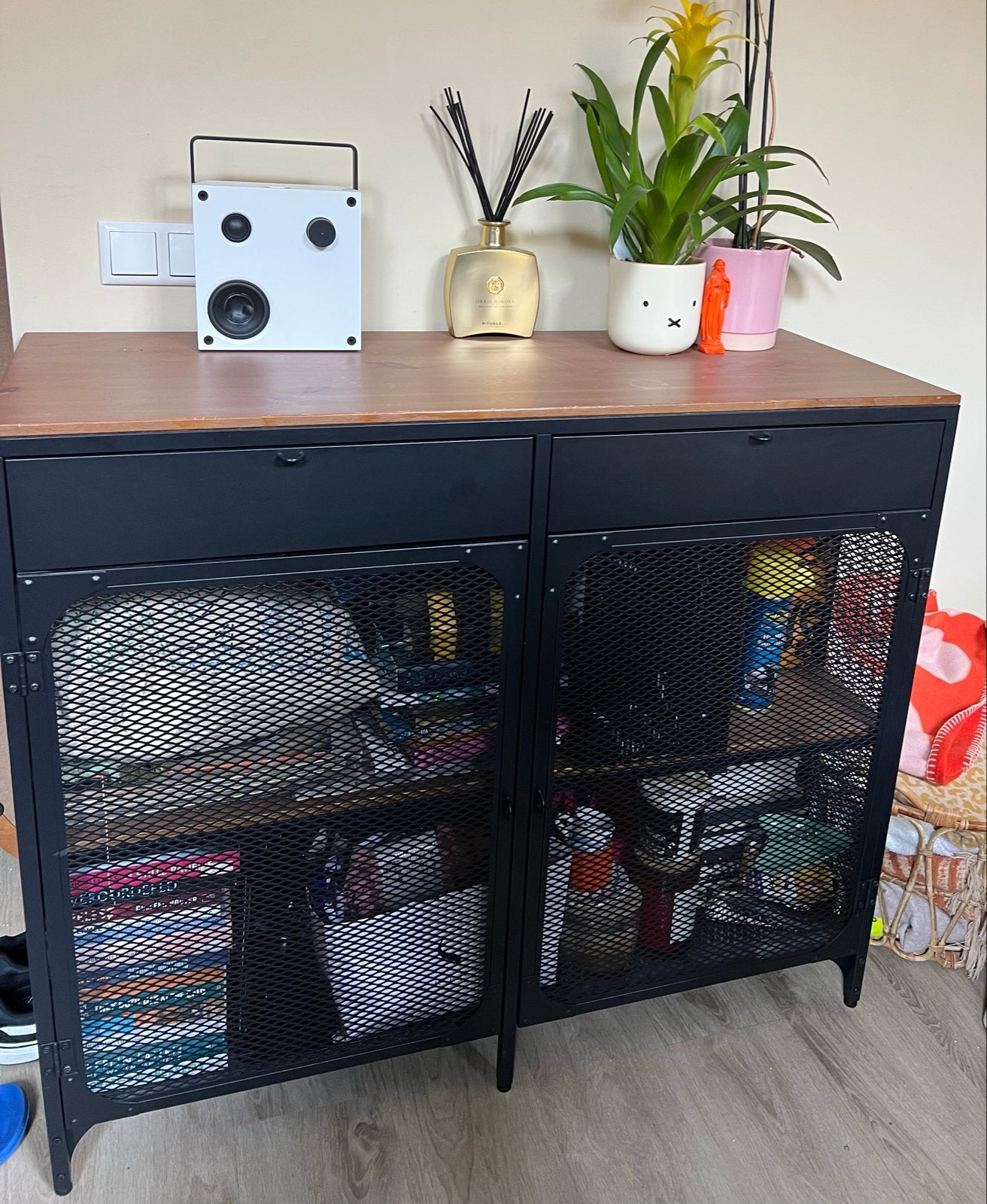 IKEA kast met metalen deuren en houten blad, Huis en Inrichting, Kasten | Overige, Ophalen, Gebruikt