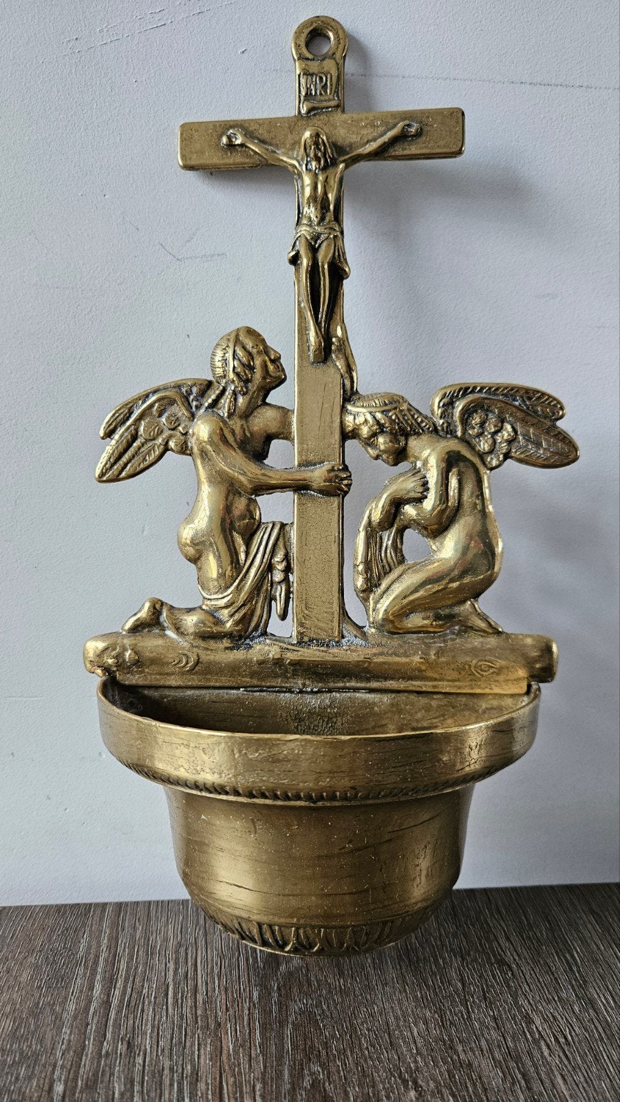 Antiek bronzen wijwaterbakje met kruisbeeld en engelen, Ophalen of Verzenden
