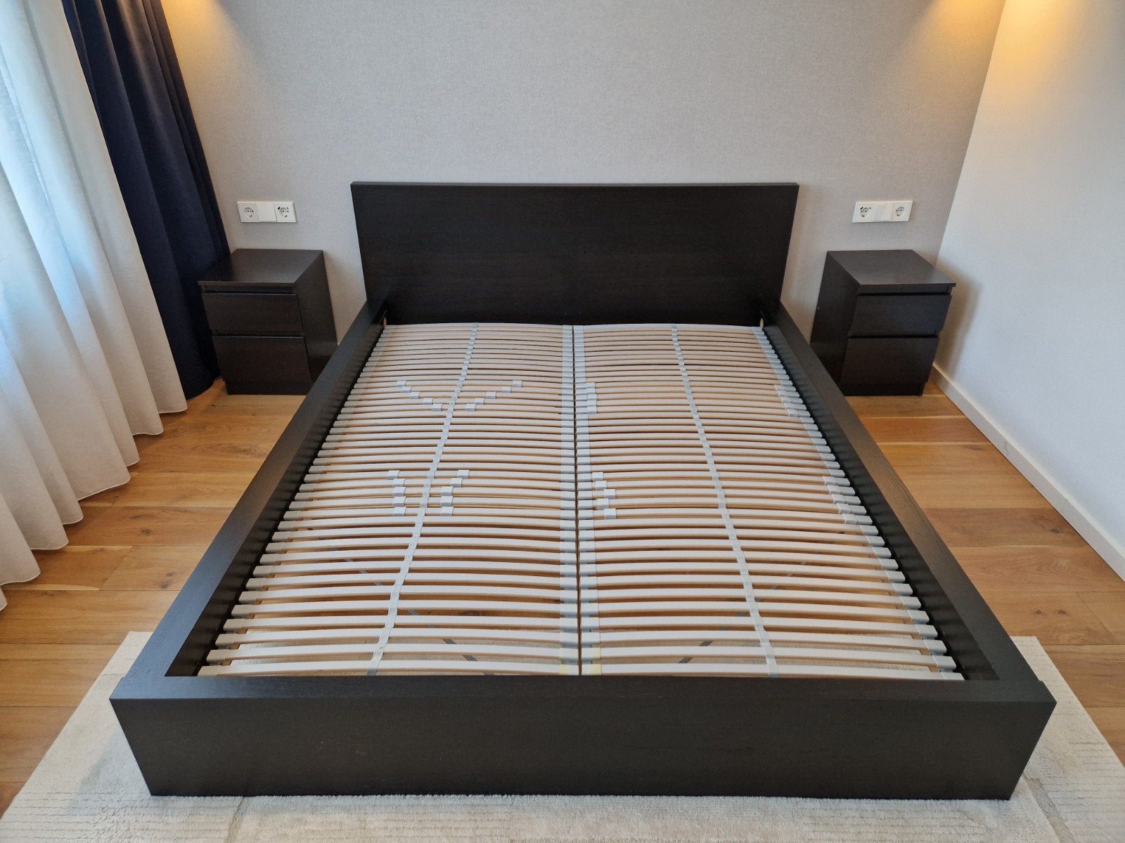 Foto 2 van IKEA Malm bed 160x200 zwart bruin inclusief lattenbodems