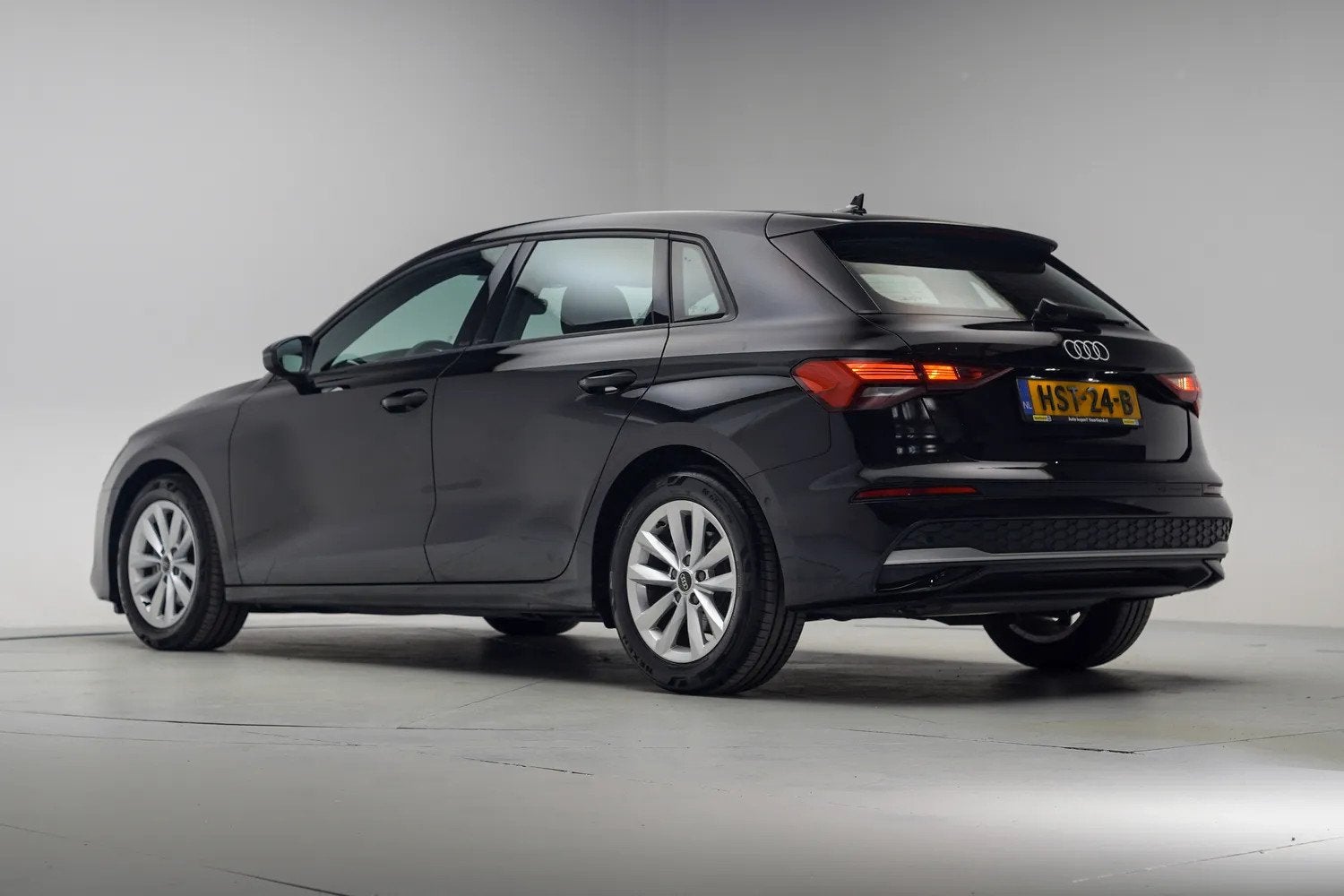 Audi A3 SPORTBACK 30 TFSI Aut.[Navi Apple/Android Adapt.crui, Auto's, Audi, Automaat, Dealer onderhouden, 4 cilinders, 1290 kg
