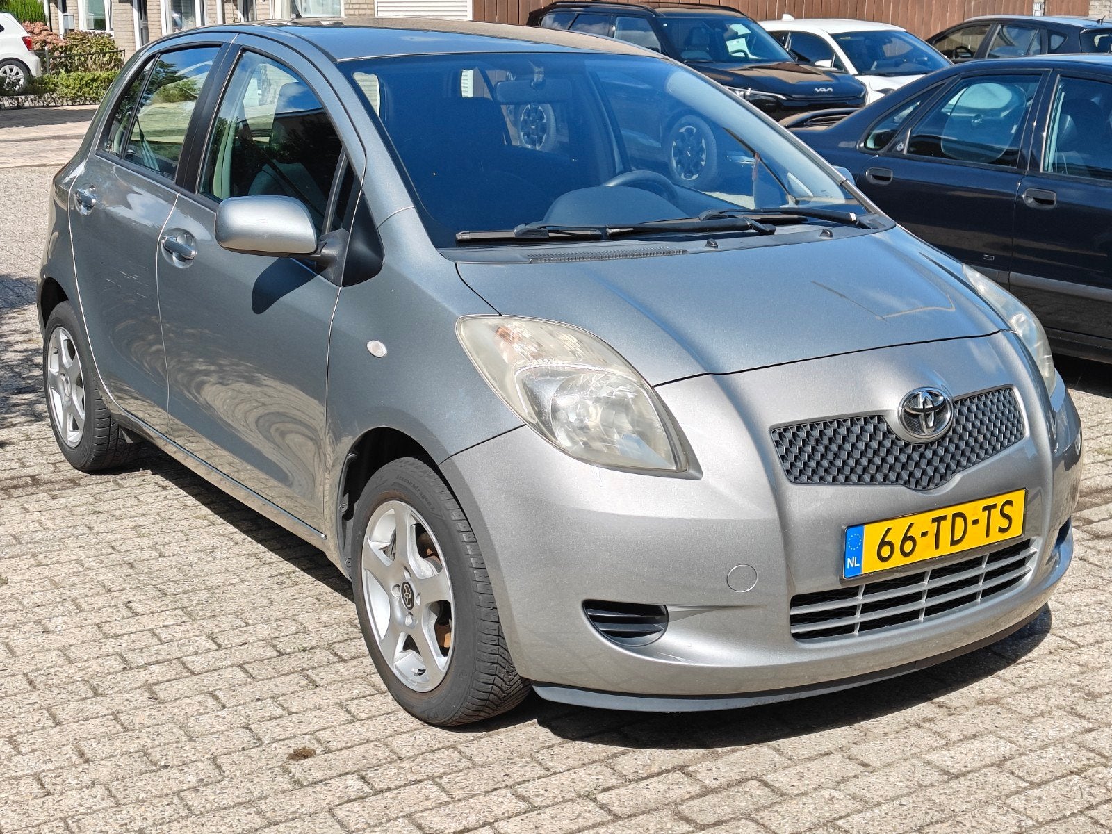 Toyota Yaris 1.3 16V Vvt-i 5DR 2006 Grijs, Auto's, Voorwielaandrijving, Stof, 40 €/maand, Zwart