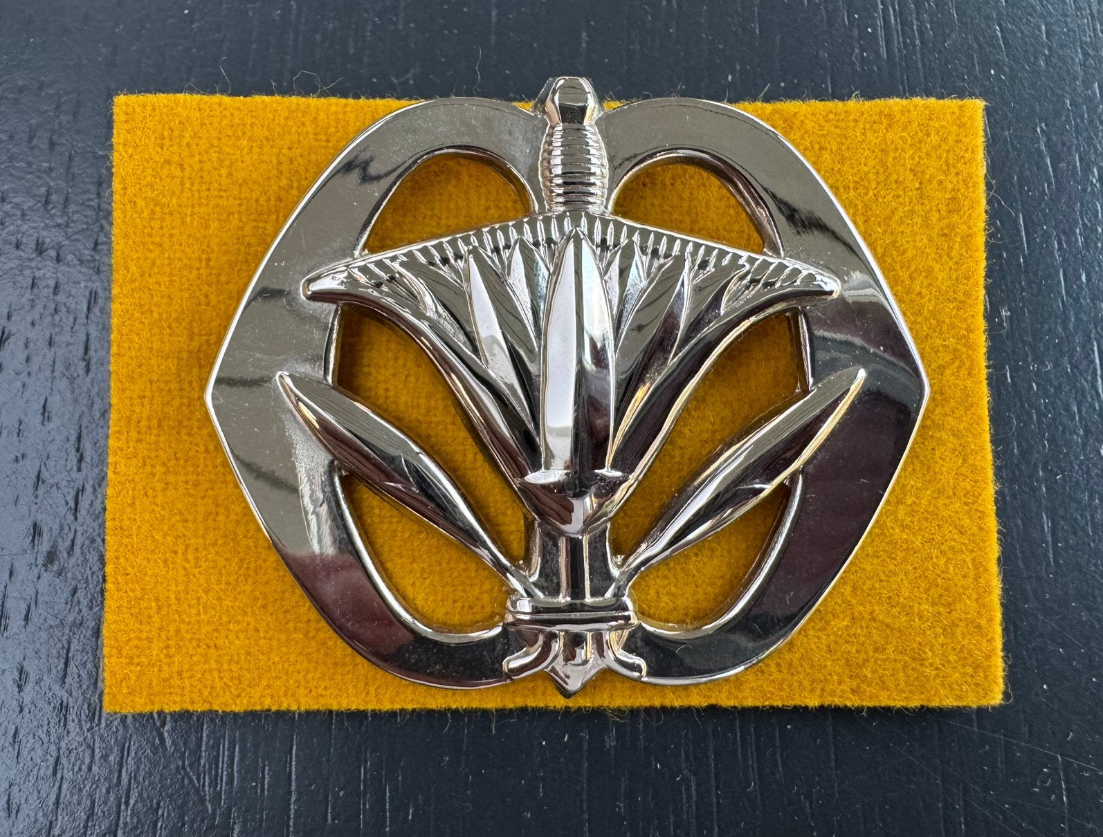 KL baretembleem M.A. Natosluiting, Ophalen of Verzenden, Landmacht, Nederland, Embleem of Badge