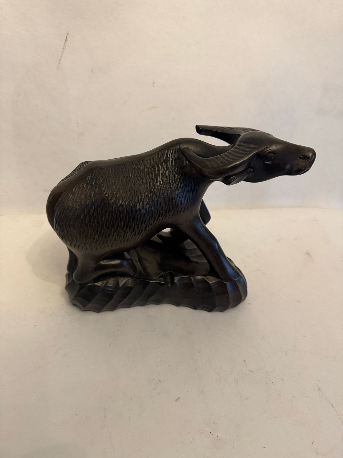 Vintage Hard Houten sculptuur van een waterbuffel, Ophalen of Verzenden, 20 - 50 cm, Beeld, Hout