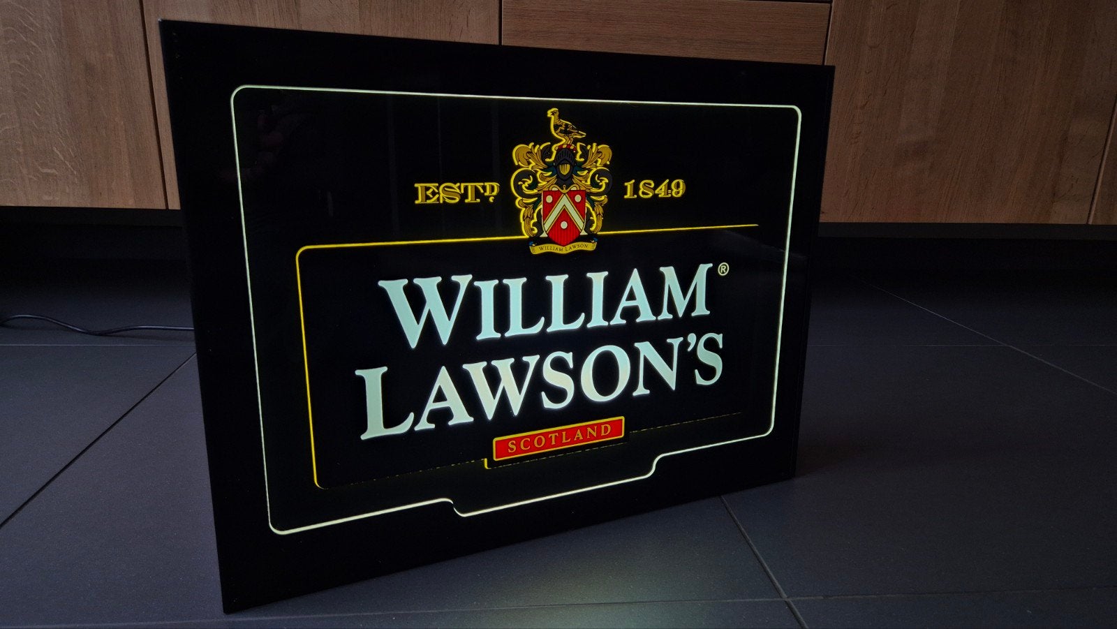 William Lawson's Whisky Lichtreclame, Verzamelen, Ophalen of Verzenden, Zo goed als nieuw, Lichtbak of (neon) lamp