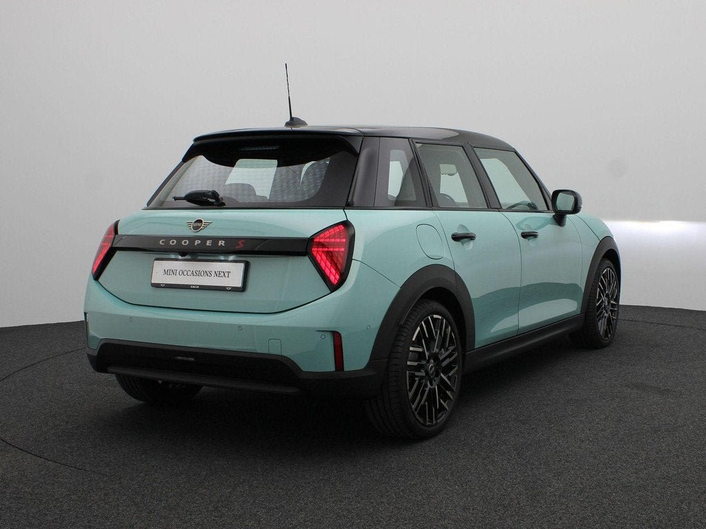 MINI 5-Deurs Cooper S Favoured + Pakket S + Parking Assistan, Auto's, Mini, Gebruikt, Euro 6, 4 cilinders, Met garantie (alle)
