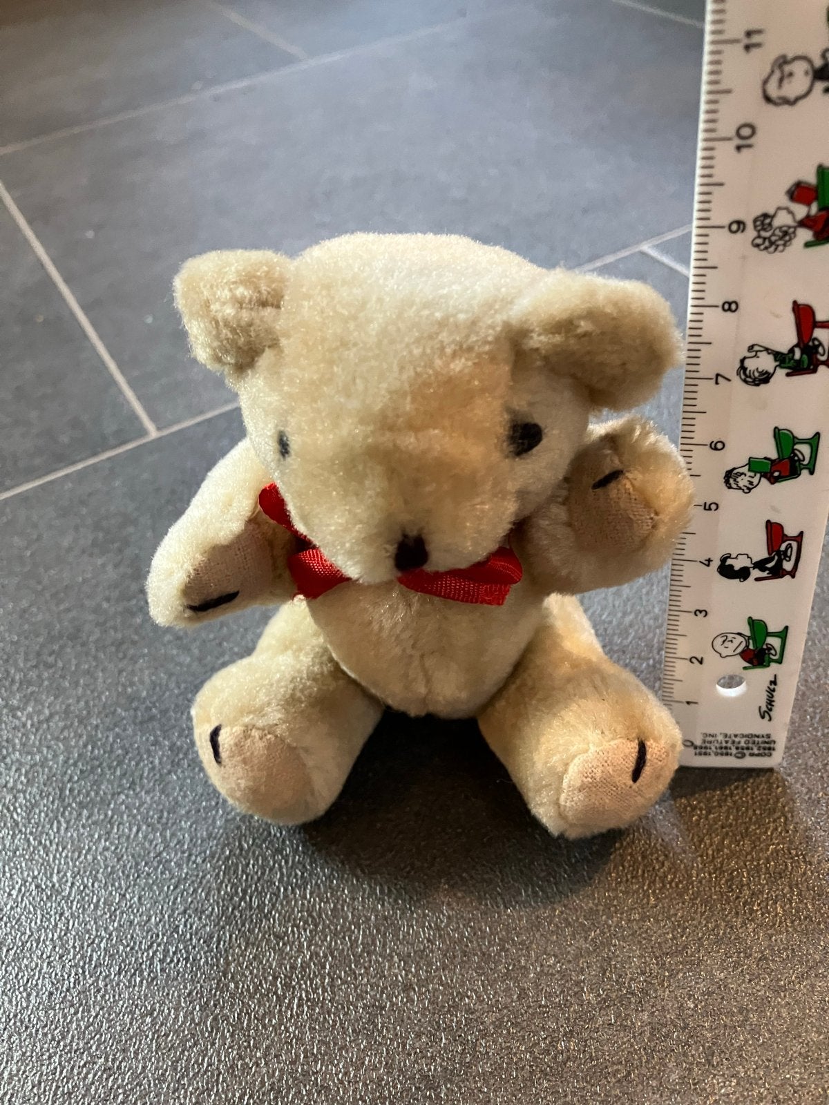 Schattige kleine teddybeer met rode strik, Overige merken, Overige karakters, Beer, Ophalen of Verzenden