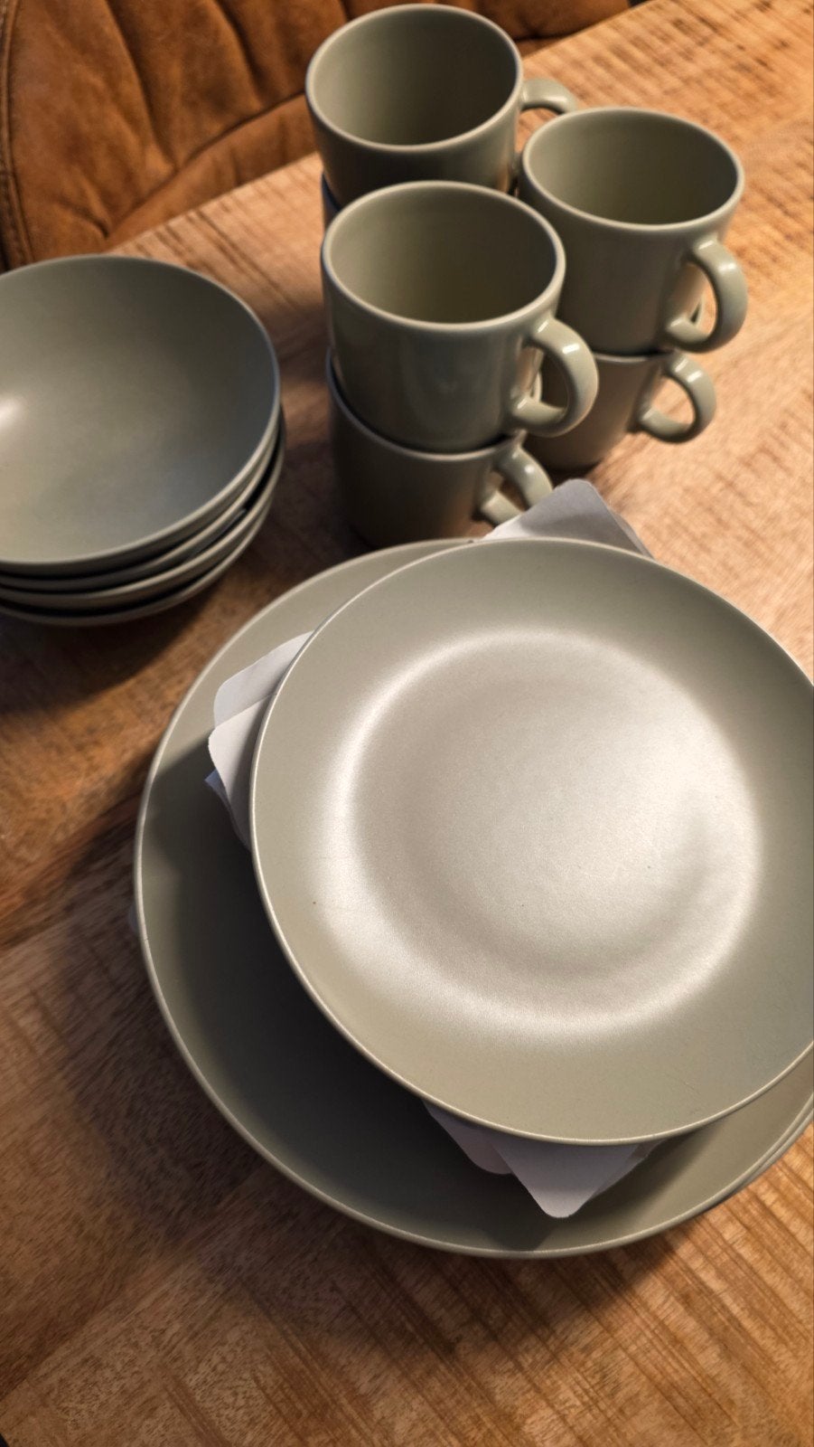 IKEA servies set - borden, kommen en mokken, Keramiek, IKEA, Ophalen of Verzenden, Zo goed als nieuw