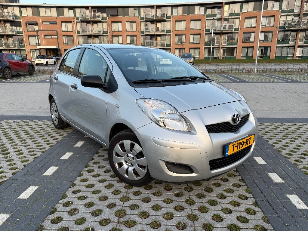 Toyota Yaris, 1.3 VVT-i, 6 versn, NIEUWE APK, Voorwielaandrijving, Stof, 40 €/maand, Zwart