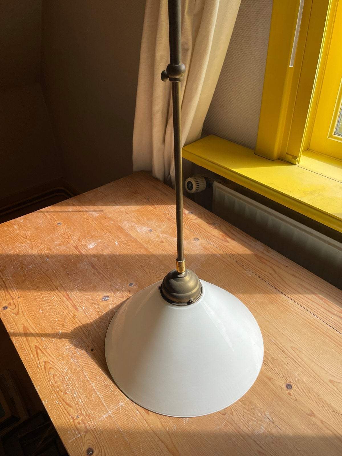 Vintage hanglamp met opaline glazen kap en messing details, Ophalen, Gebruikt, Glas, E27 (groot)