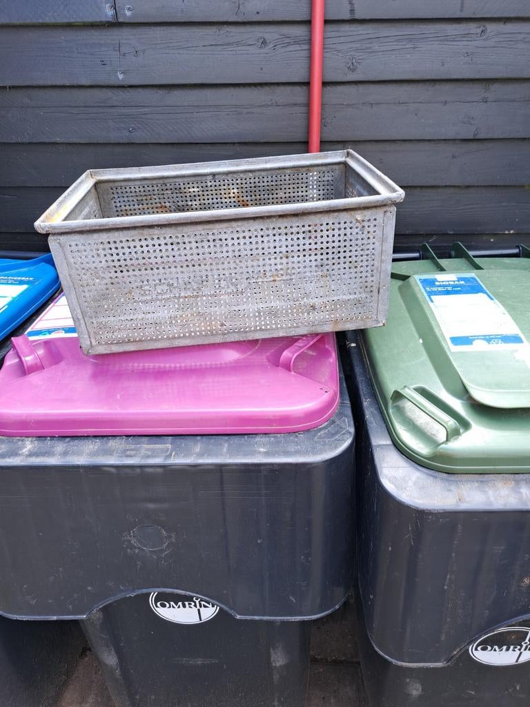 Metalen geperforeerde bak, Ophalen
