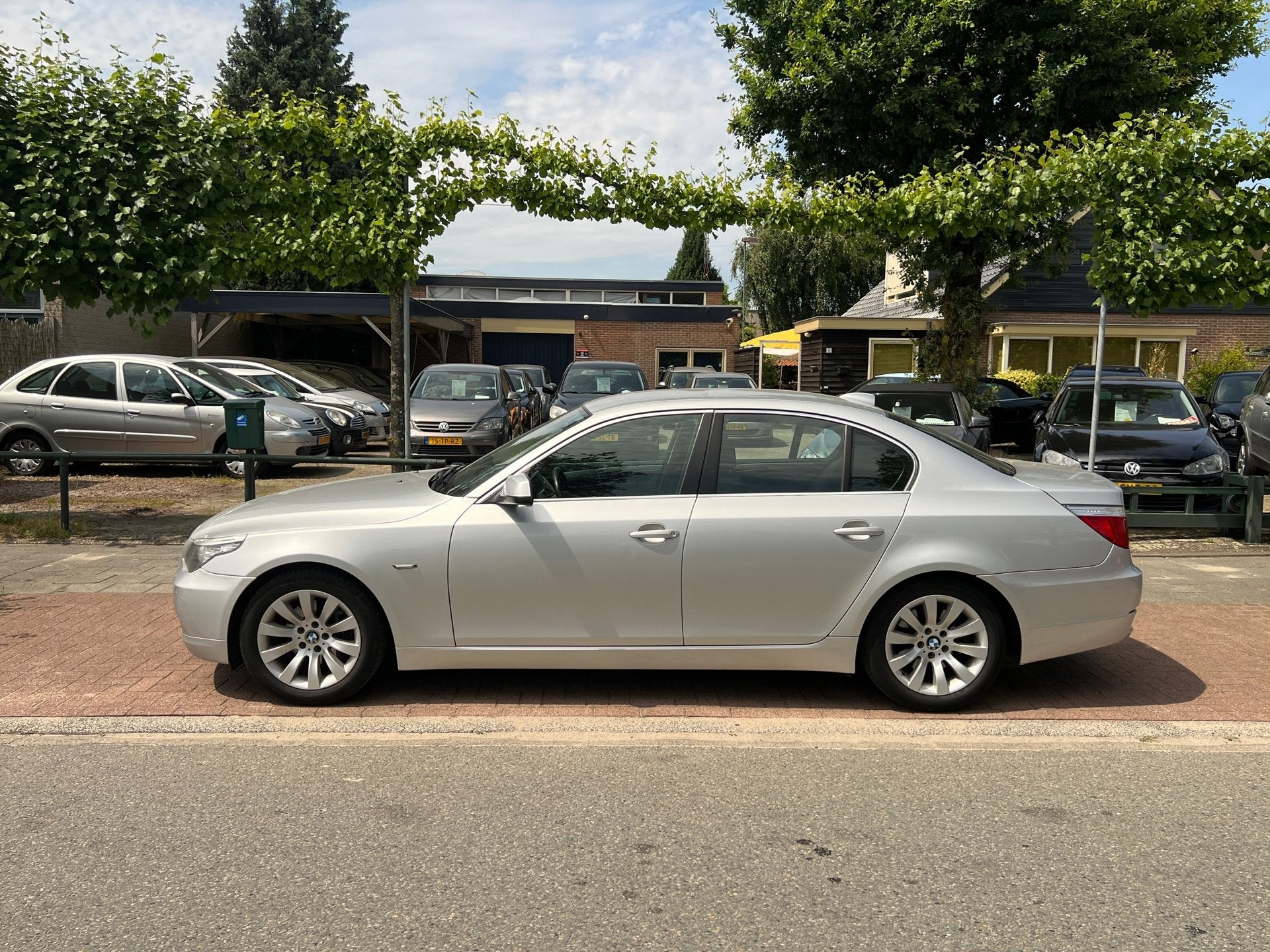 BMW 5-serie 525i Business Line Edition II * EXPORT €2250,-, Achterwielaandrijving, Gebruikt, Automatische klimaatregeling, 2000 kg