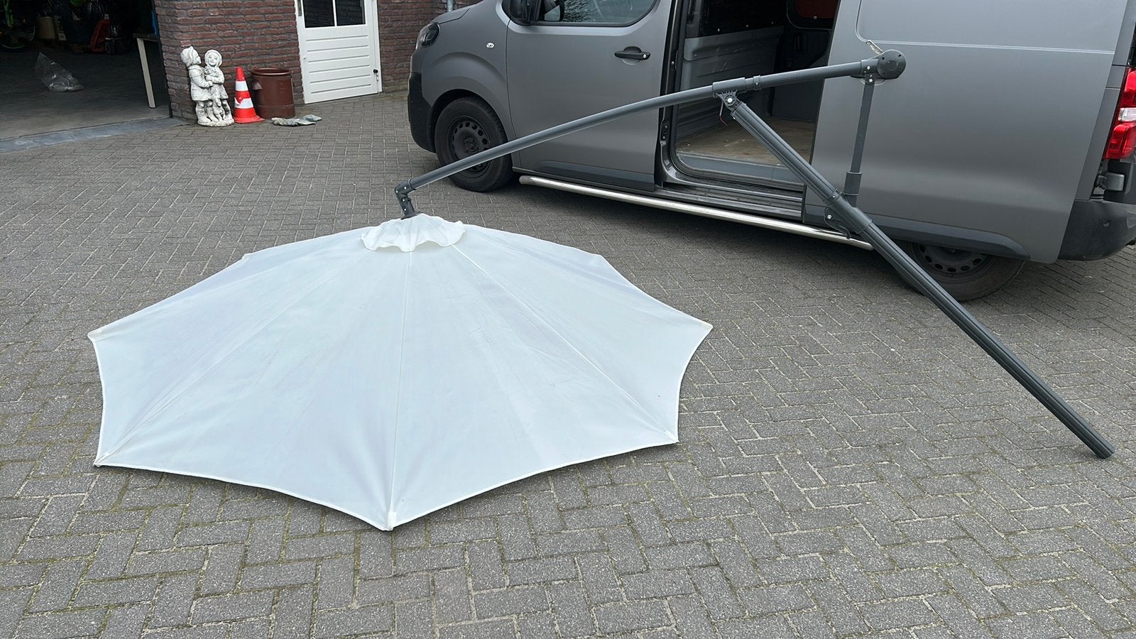 Grote hang parasol met paal. 280 cm., Ophalen, Verstelbaar, 2 tot 3 meter, Zweefparasol