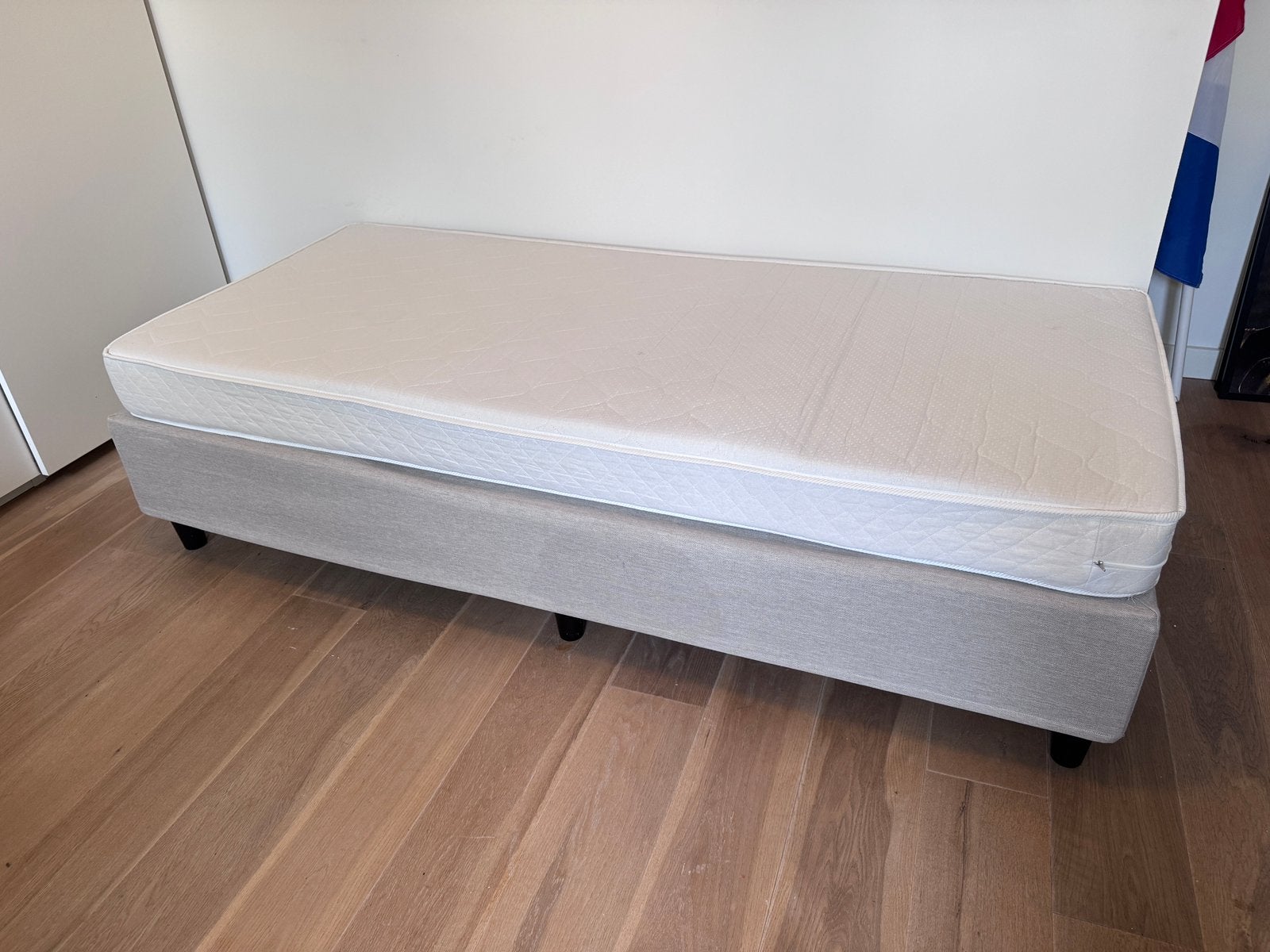 Grijze eenpersoons boxspring met beige hoes, Ophalen, Gebruikt, 90 cm, Eenpersoons
