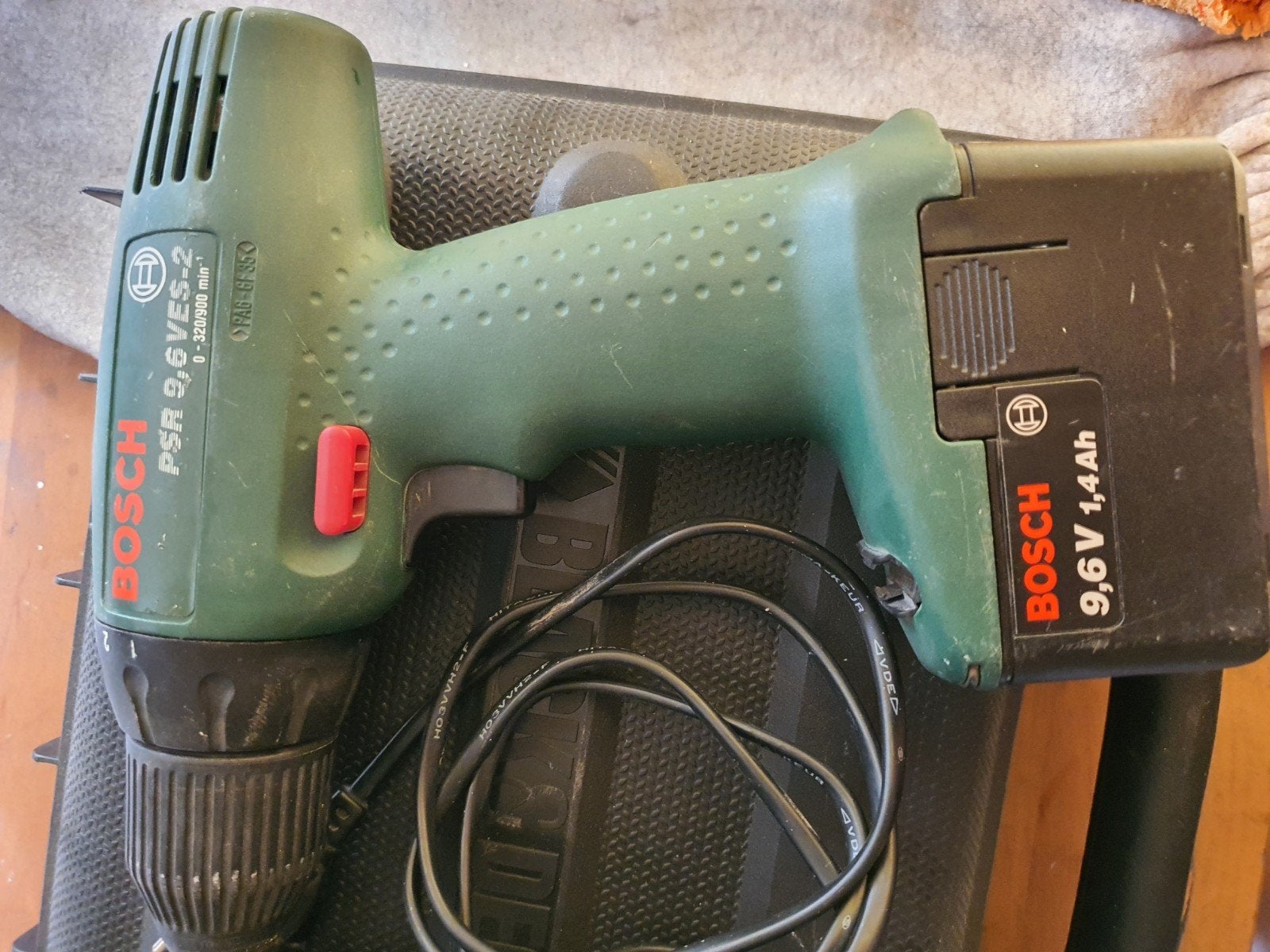 Bosch psr 9,6 ves-2 accutol met oplader en 2 accu's, Ophalen of Verzenden, Boor- en Schroefmachine
