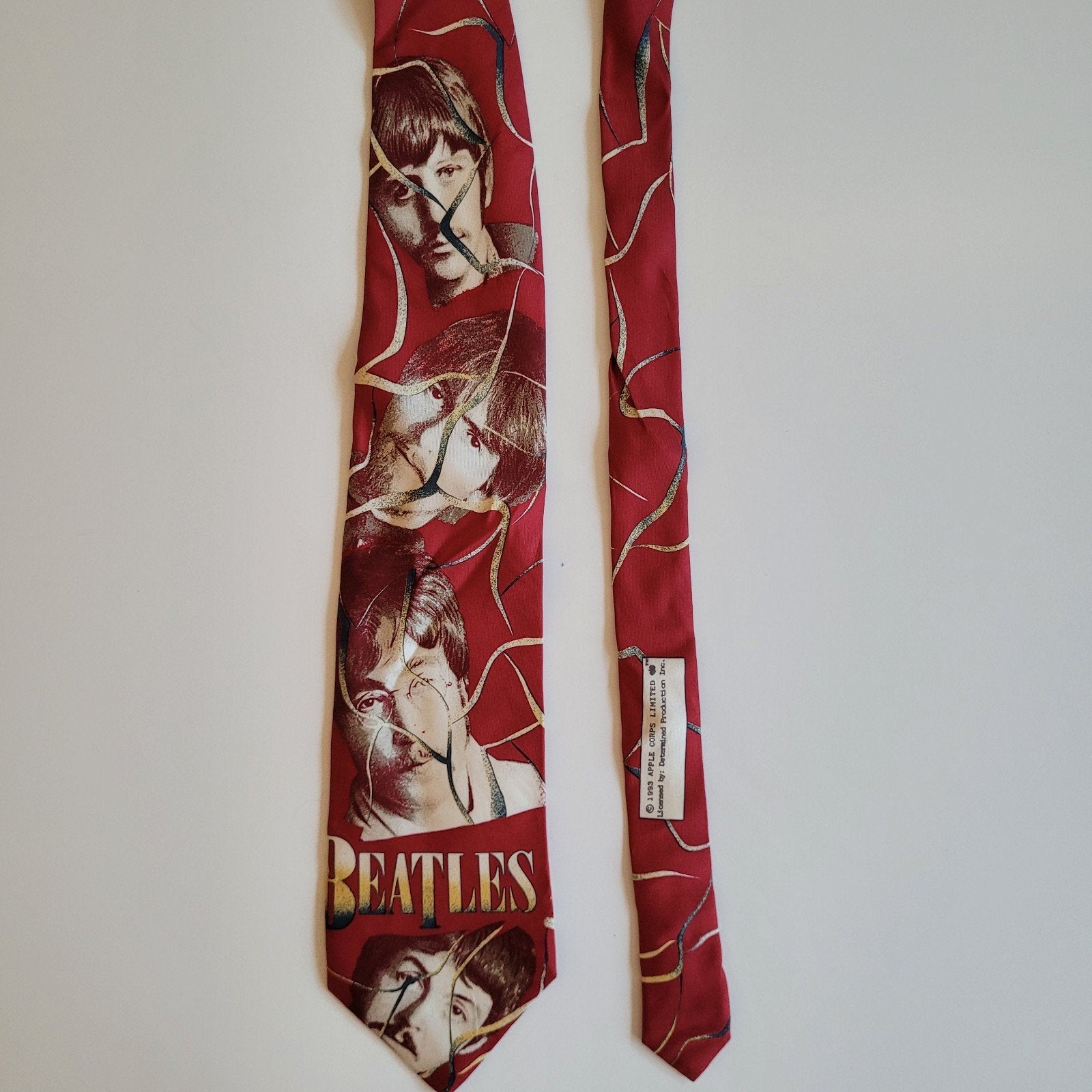 Beatles stropdas 1993 Apple Corps Limited 100% zijde rood, Beatles, Ophalen of Verzenden, Zo goed als nieuw, Met patroon