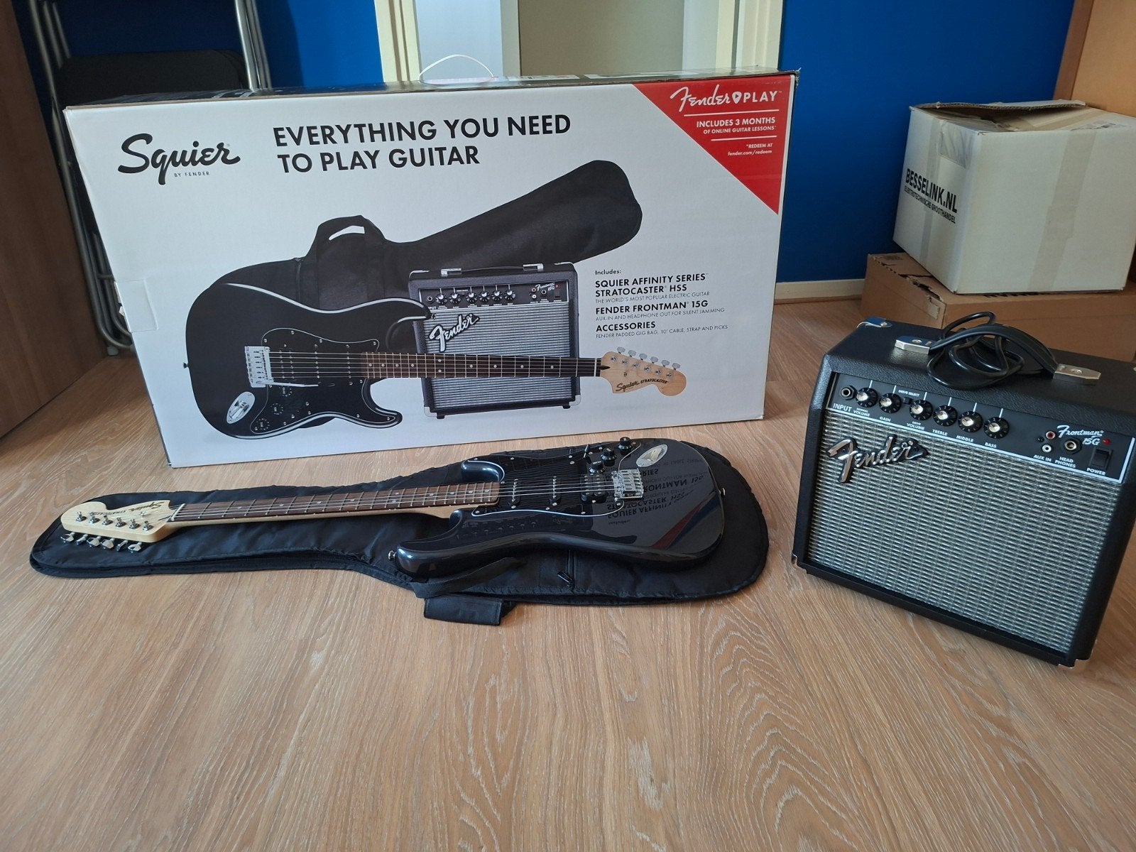 squier stratocaster by fender met versterker, Muziek en Instrumenten, Snaarinstrumenten | Gitaren | Elektrisch, Ophalen, Fender