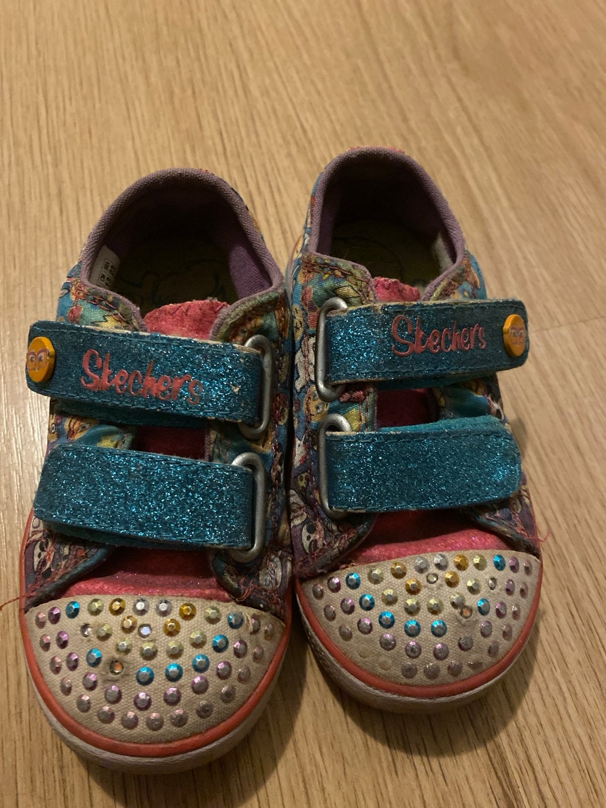 Skechers kinderschoenen met glitter en steentjes - Maat 23, Gebruikt, Meisje, Schoenen, Ophalen of Verzenden