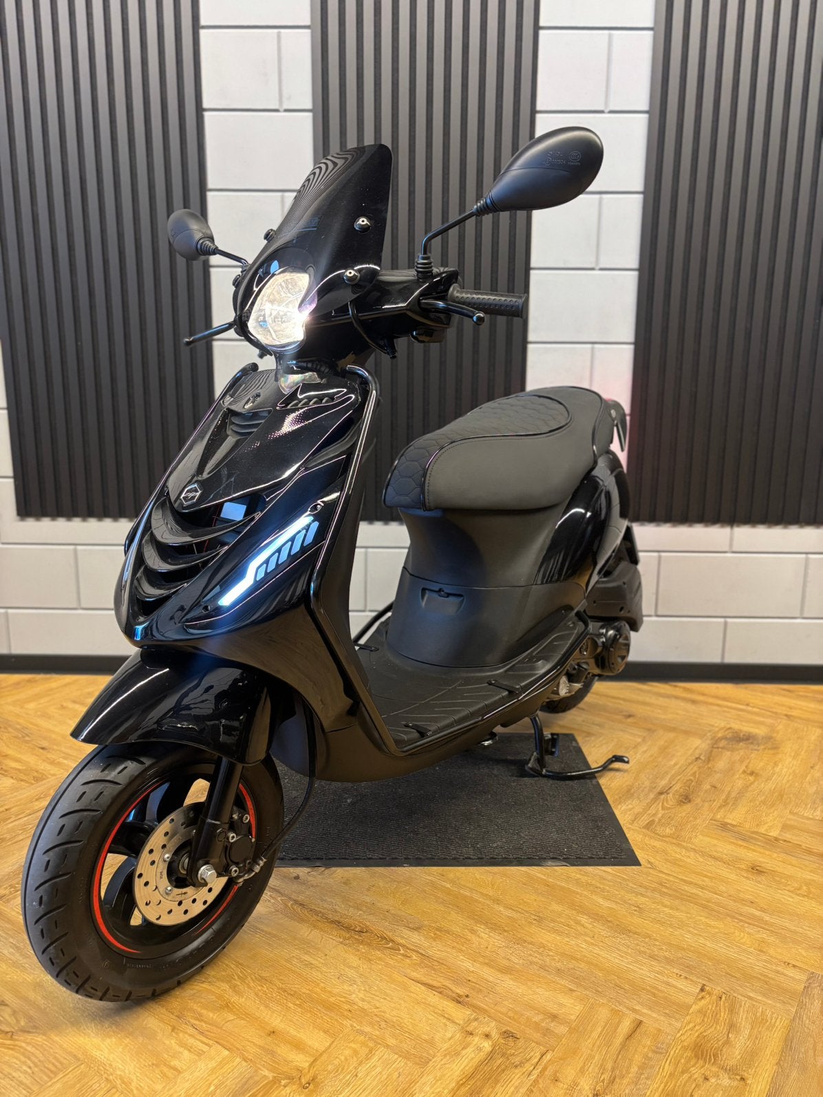 PIAGGIO ZIP 4T 3V BROM 2021 FULL OPTION GLANS ZWART, Maximaal 45 km/u, Zip, Ophalen of Verzenden, Zo goed als nieuw