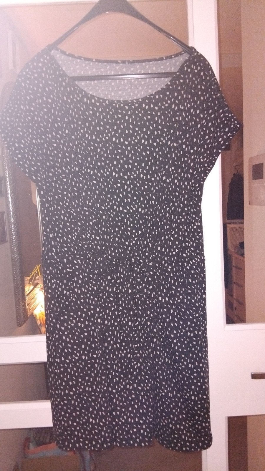 Jurkje zwart beige met touwtje 48, Zeeman, Ophalen of Verzenden, Zo goed als nieuw, Jurk