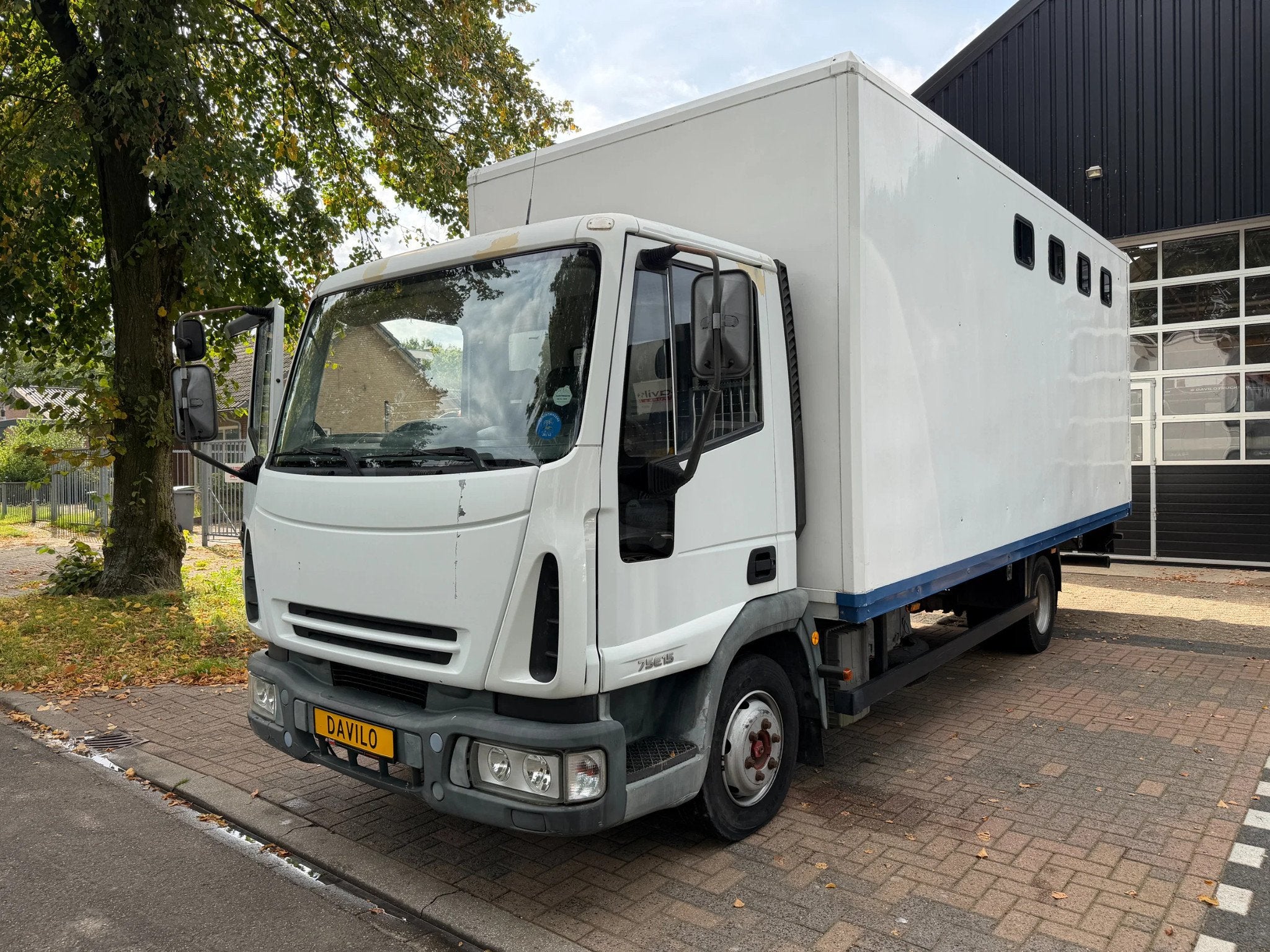 Iveco EuroCargo 75 E15 Paardenvrachtwagen 4 Paarden | Zadelk, Achterwielaandrijving, Wit, Bedrijf, Te koop