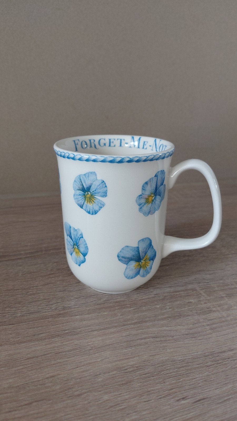 Mok Forget-Me-Not Marjolein Bastin/Libelle, 220 ml, z.g.a.n., Ophalen of Verzenden, Zo goed als nieuw, Overige stijlen, Kop(pen) en/of Schotel(s)