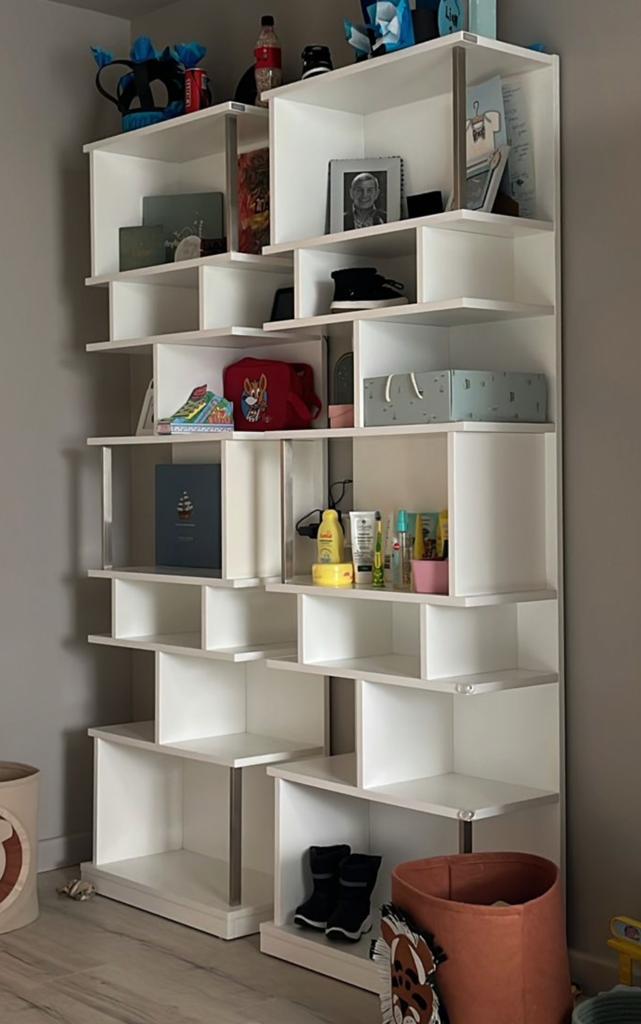 Moderne witte open kast met speelse indeling, Ophalen, Met plank(en), 50 tot 100 cm, Zo goed als nieuw