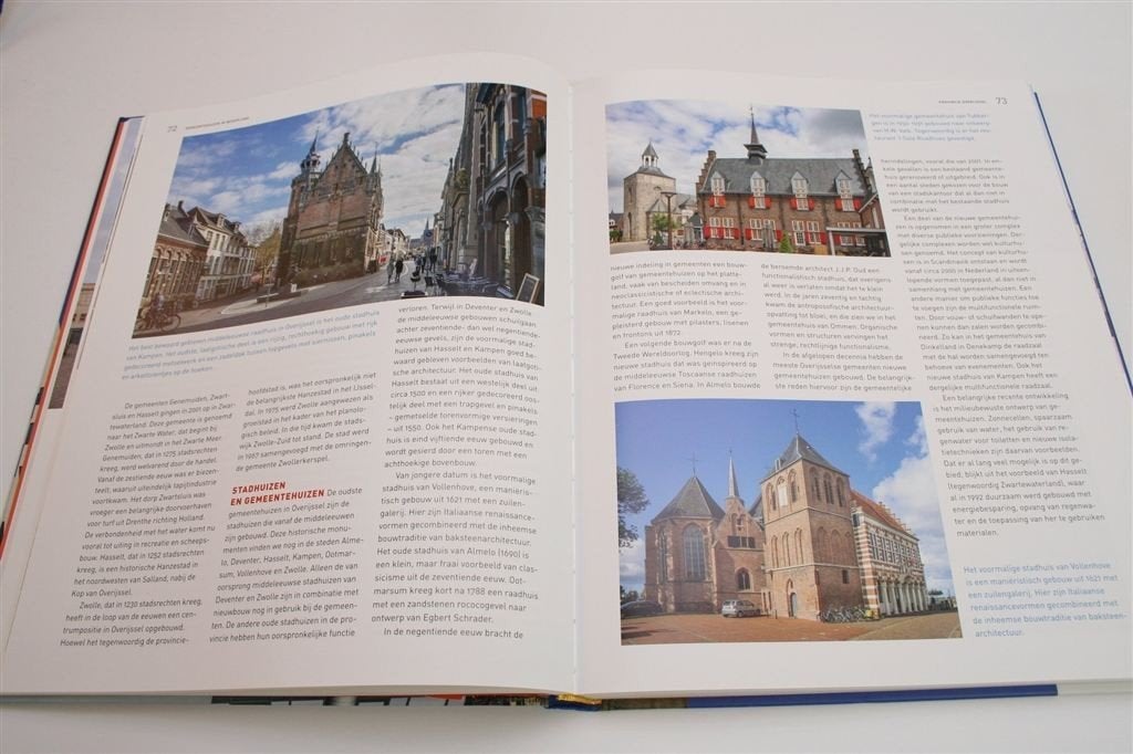 Gemeentehuizen in Nederland — Rijk geïllustreerd Fotoboek, Ophalen of Verzenden, Zo goed als nieuw