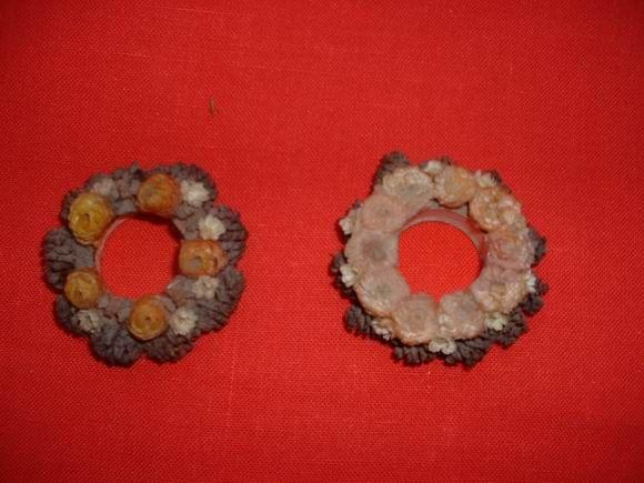 2  kaarsenringen droogbloemetjes, Ophalen of Verzenden, Gebruikt, Overige materialen, Minder dan 25 cm