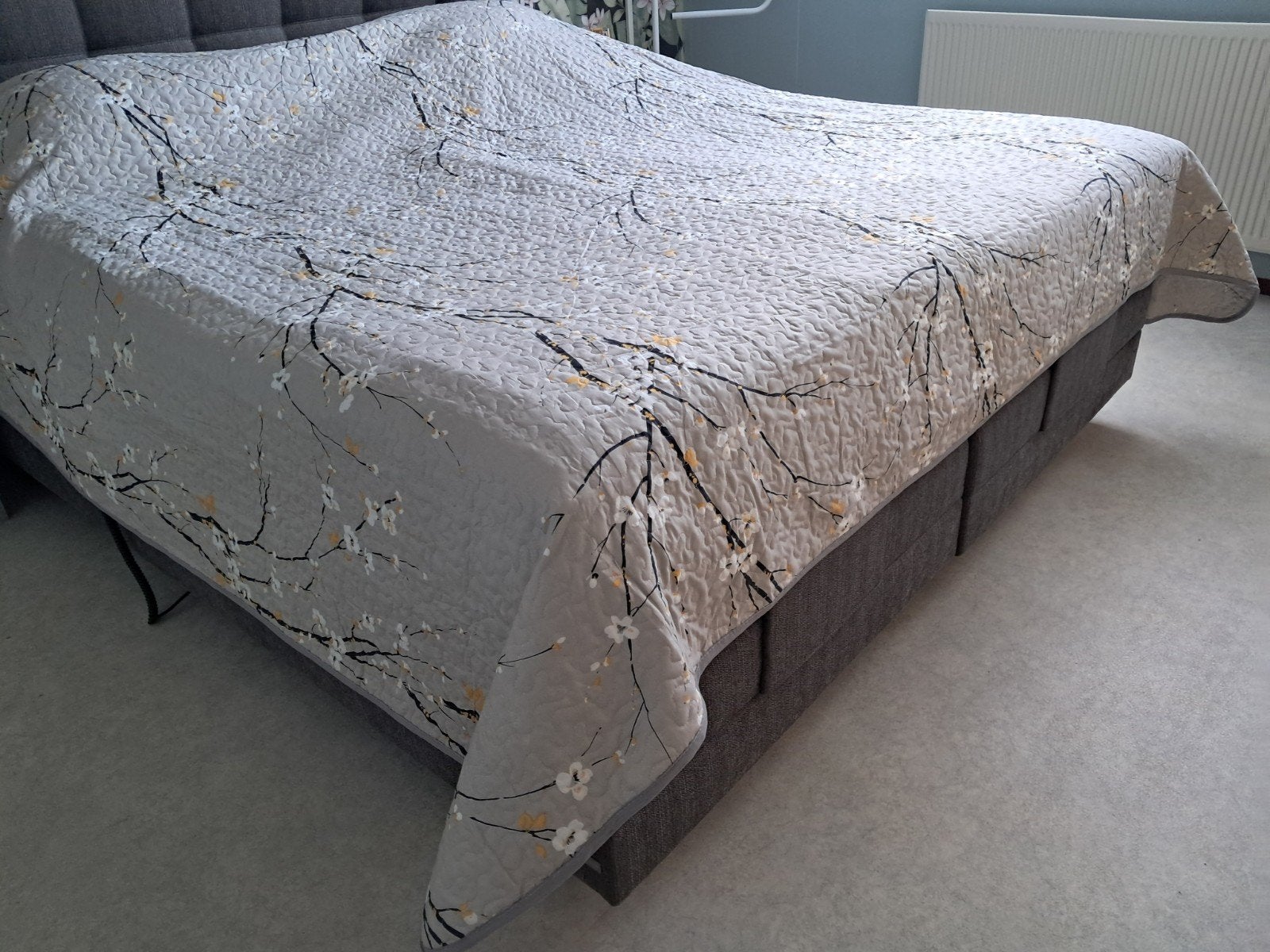 Licht gewatteerd grijs sprei met gekleurde takken, Ophalen, Gebruikt, Tweepersoons, Grijs