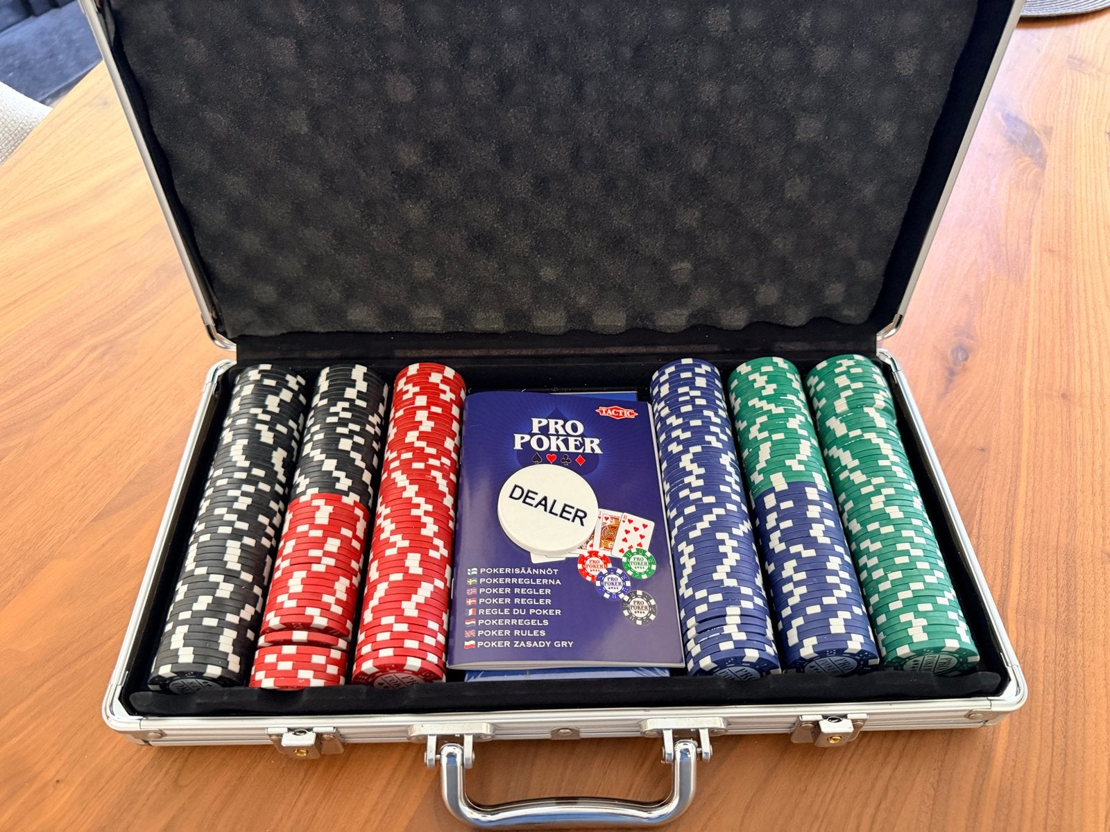 Pro Poker Set met Speelkaarten, Fiches en Dobbelstenen, Vijf spelers of meer, Ophalen of Verzenden, Nieuw