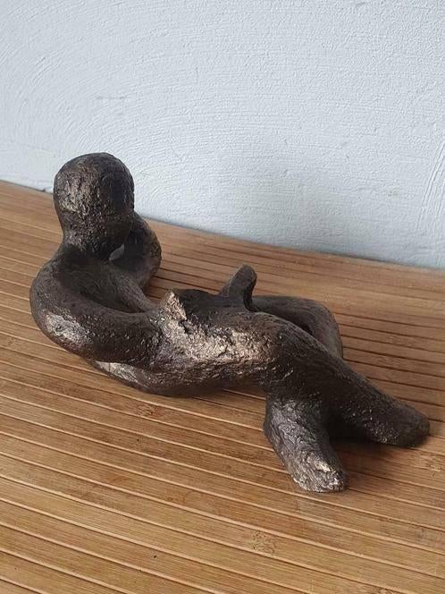 Beeldje liggend lezend persoon Bronskleurig, Antiek en Kunst, Kunst | Beelden en Houtsnijwerken, Ophalen