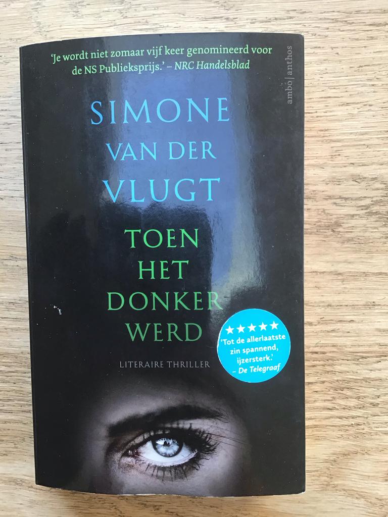 Toen het donker werd - Simone van der Vlugt, Boeken, Thrillers, Zo goed als nieuw, Nederland, Ophalen of Verzenden