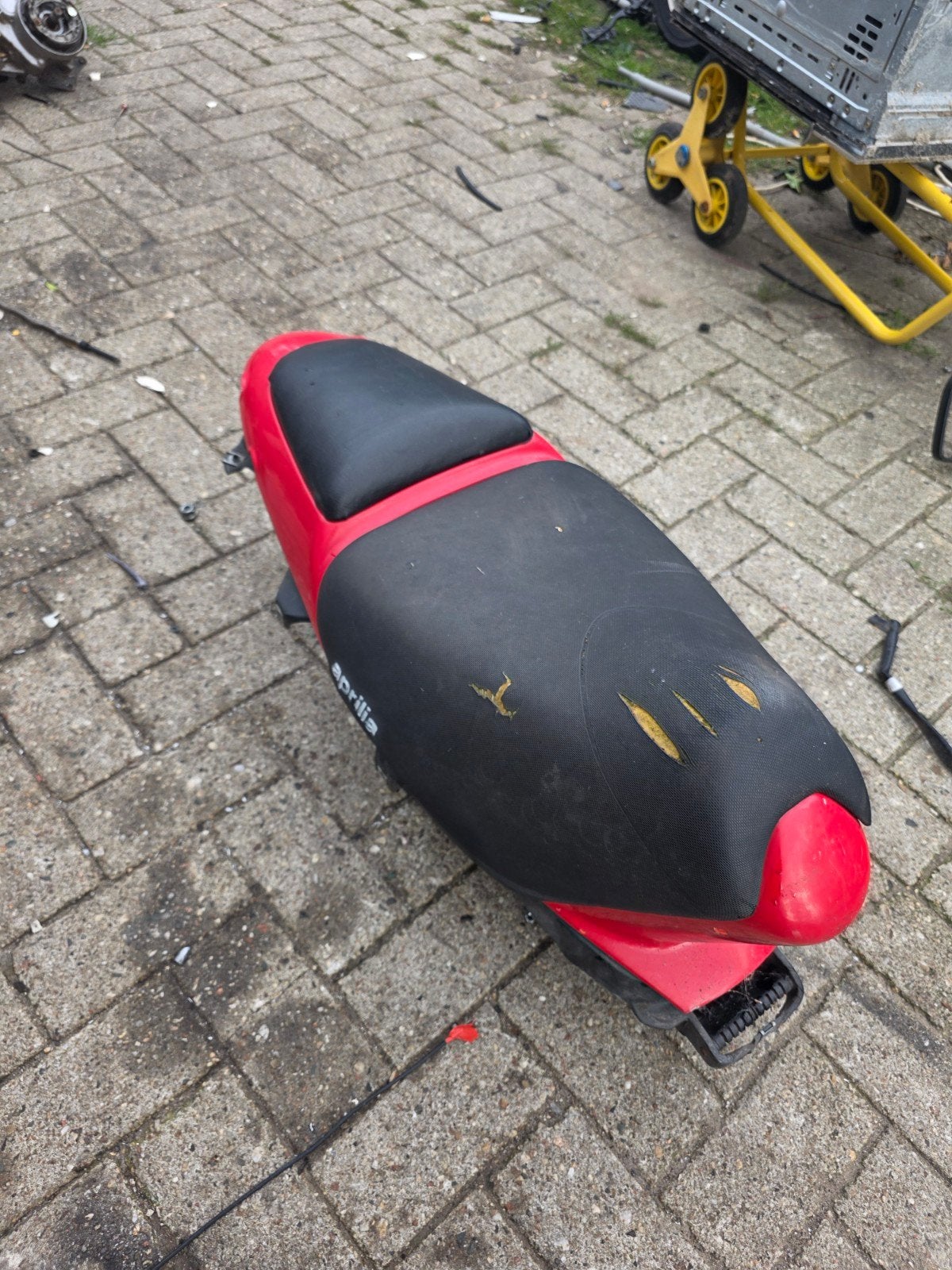 Aprilia sr50 buddybak met zadel, Fietsen en Brommers, Scooters | Aprilia, Ophalen, Benzine, SR 50