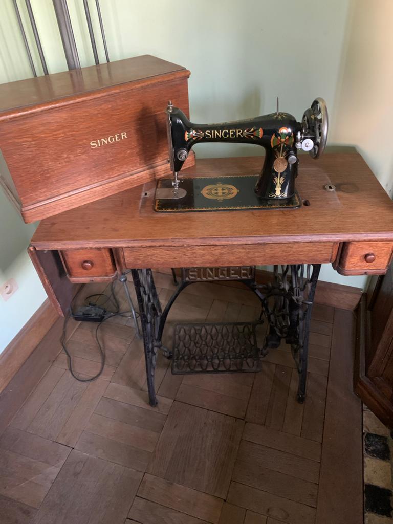 Antieke Singer Naaimachine Y7377765 met Tafel en Accessoires, Antiek en Kunst, Antiek | Naaimachines, Ophalen