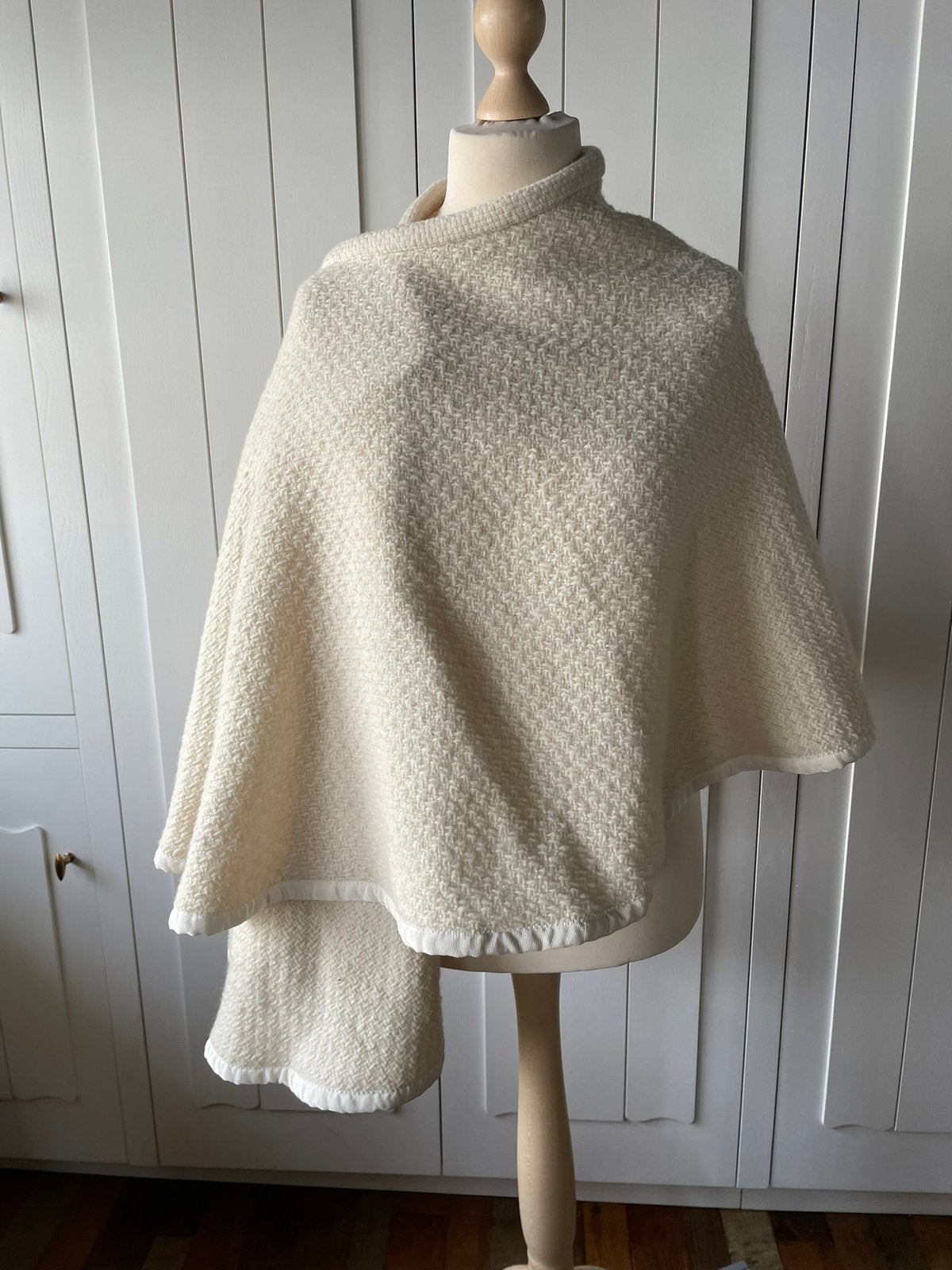 Wollen omslagdoek, Kleding | Dames, Ophalen of Verzenden, Zo goed als nieuw, Maat 46/48 (XL) of groter