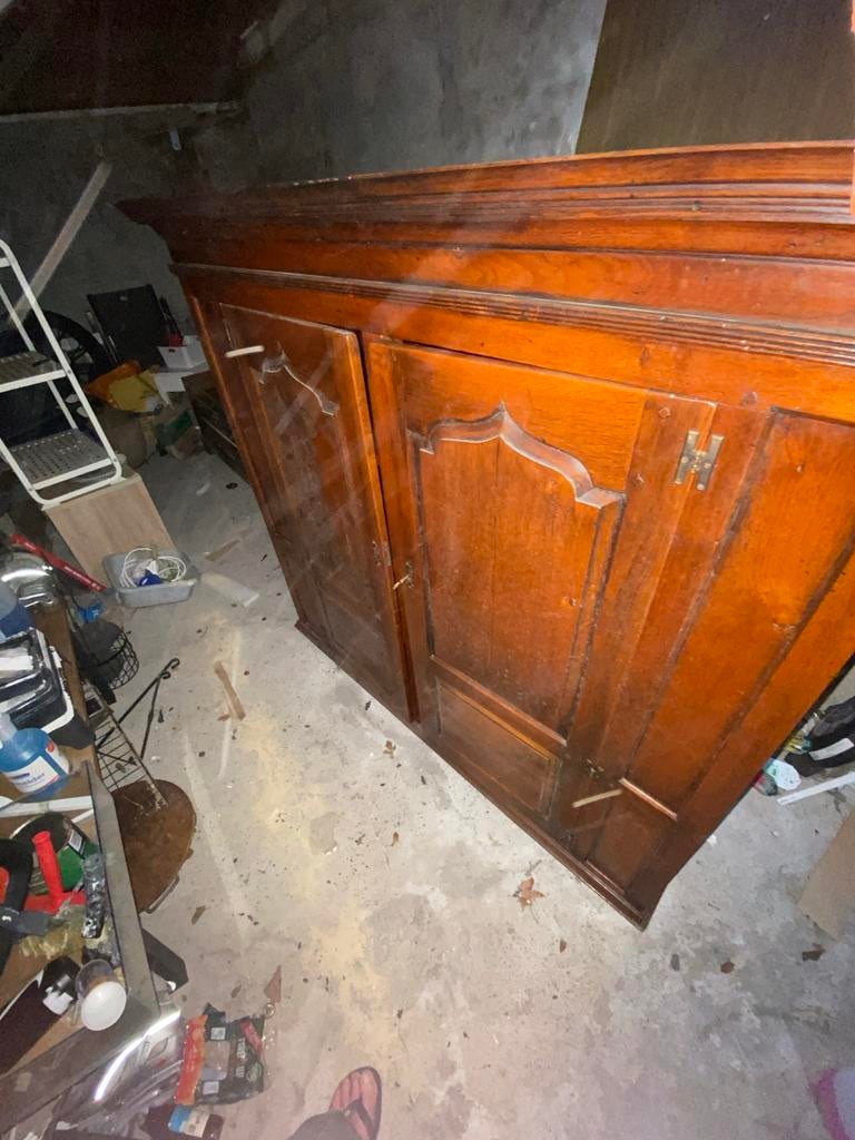 Antieke houten kast met planken, Ophalen