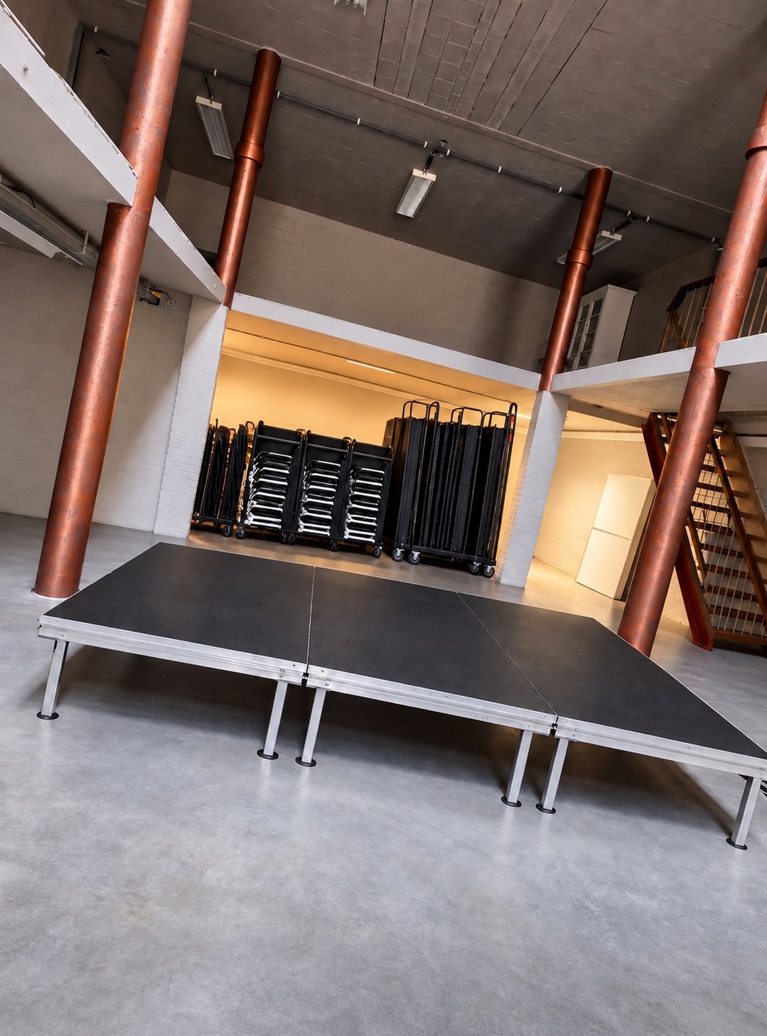 Podiumdelen met trapje, poten en verbindingstukken, Ophalen