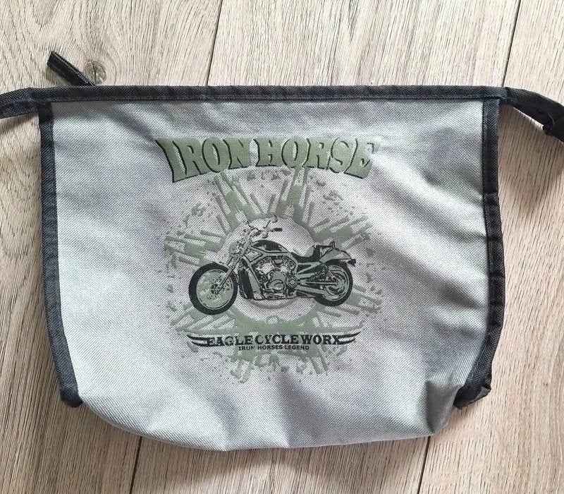Stoere motor toilettas Iron Horse grijs zwart, Sieraden, Tassen en Uiterlijk, Toilettassen, Ophalen of Verzenden, Zo goed als nieuw