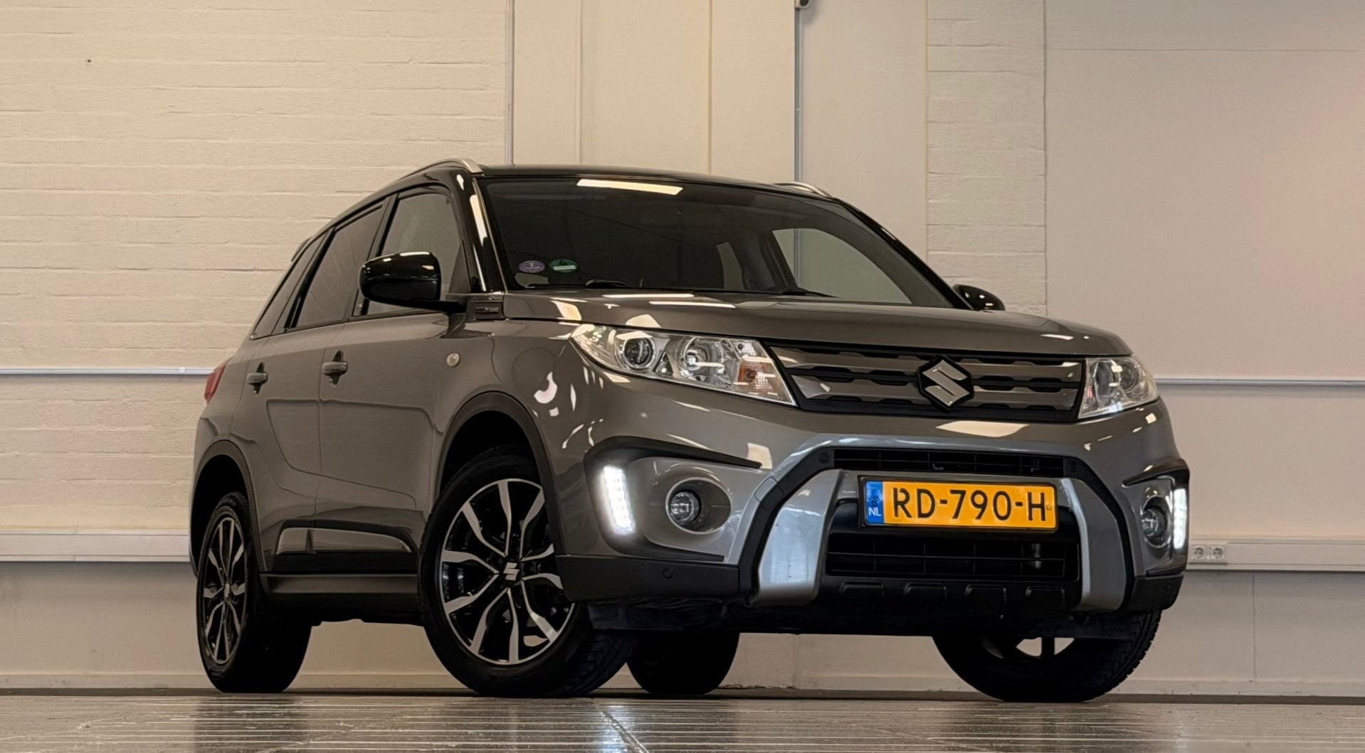 Suzuki Vitara 1.6i Rhino Automaat Camera Navi Trekhaak Mooi!, Auto's, Stof, Gebruikt, 4 cilinders, 1095 kg
