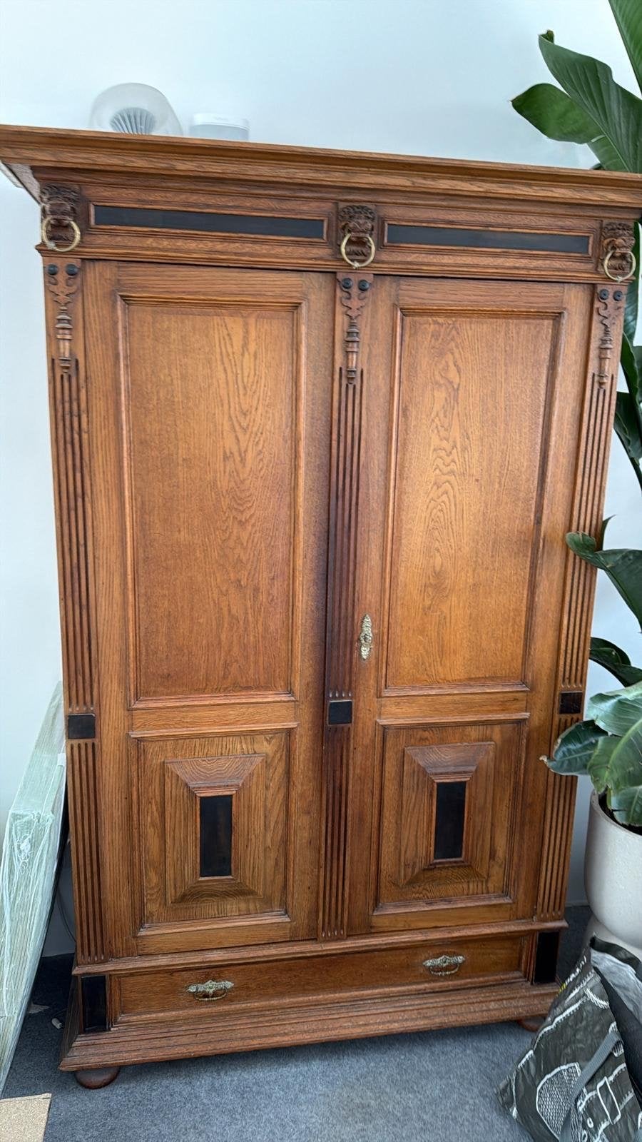 Antieke Eikenhouten Kast met Sierlijke Details, Ophalen