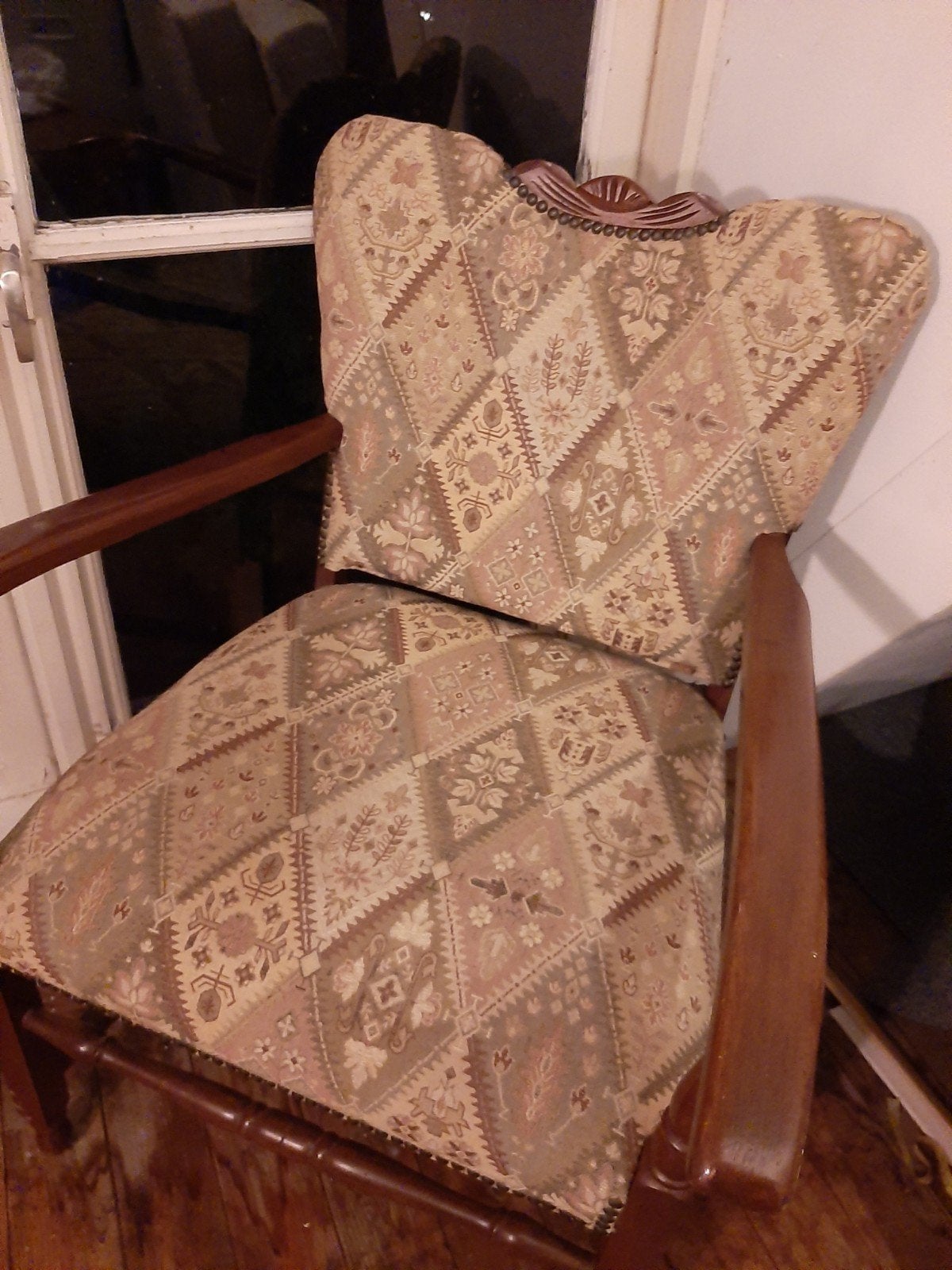 Antieke fauteuil met print, Ophalen