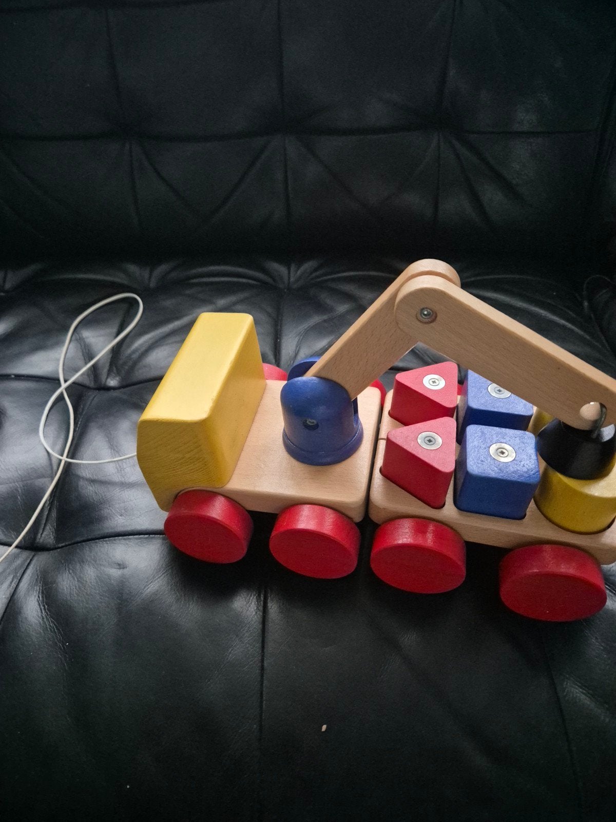 Houten kraanwagen met vormenstoof en trekkoord, Ophalen of Verzenden, Gebruikt, Duw- of Trekspeelgoed