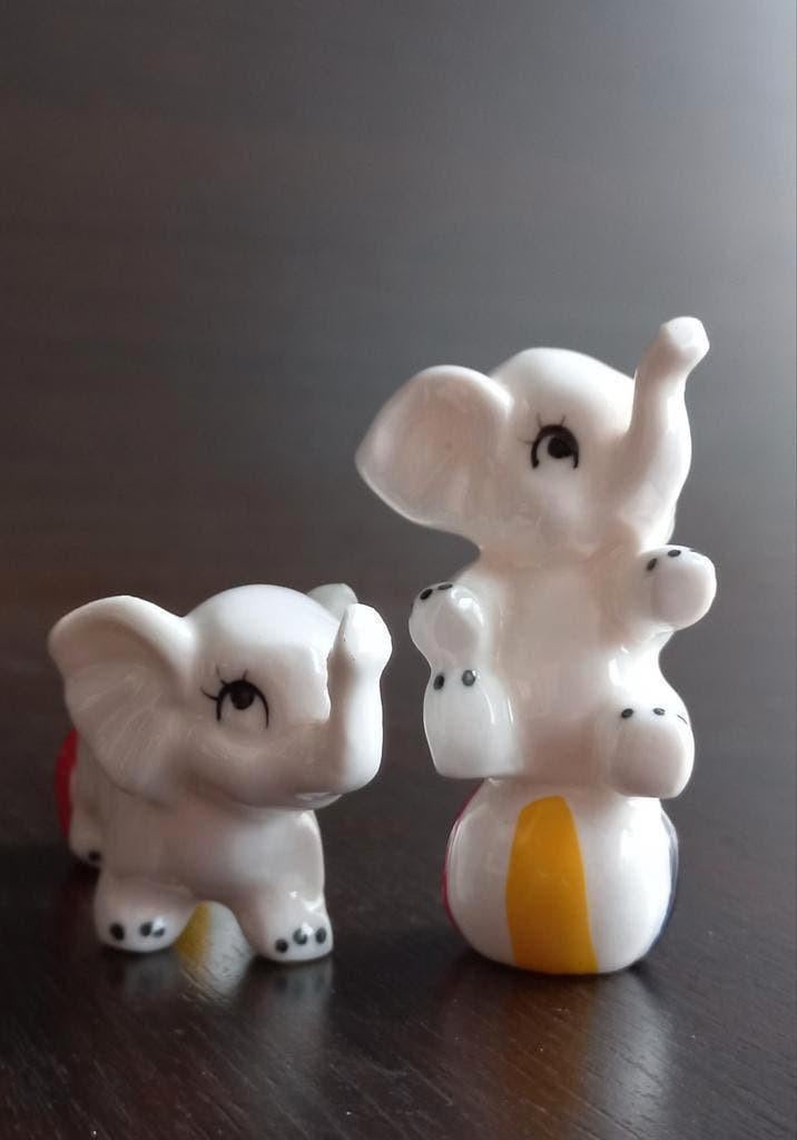 vintage porseleinen beeldjes olifanten, elk spelend met bal, Ophalen of Verzenden