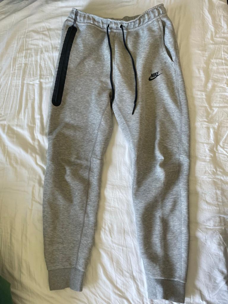Nike Tech Fleece Joggingbroek Grijs Maat Jeugd M, Ophalen of Verzenden, Gedragen, Grijs, Overige jeansmaten