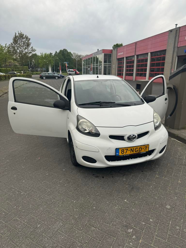Toyota Aygo 1.0 12V Vvt-i 3DRS MMT 2010 Wit, Auto's, Toyota, Voorwielaandrijving, Zwart, 4 stoelen, Origineel Nederlands
