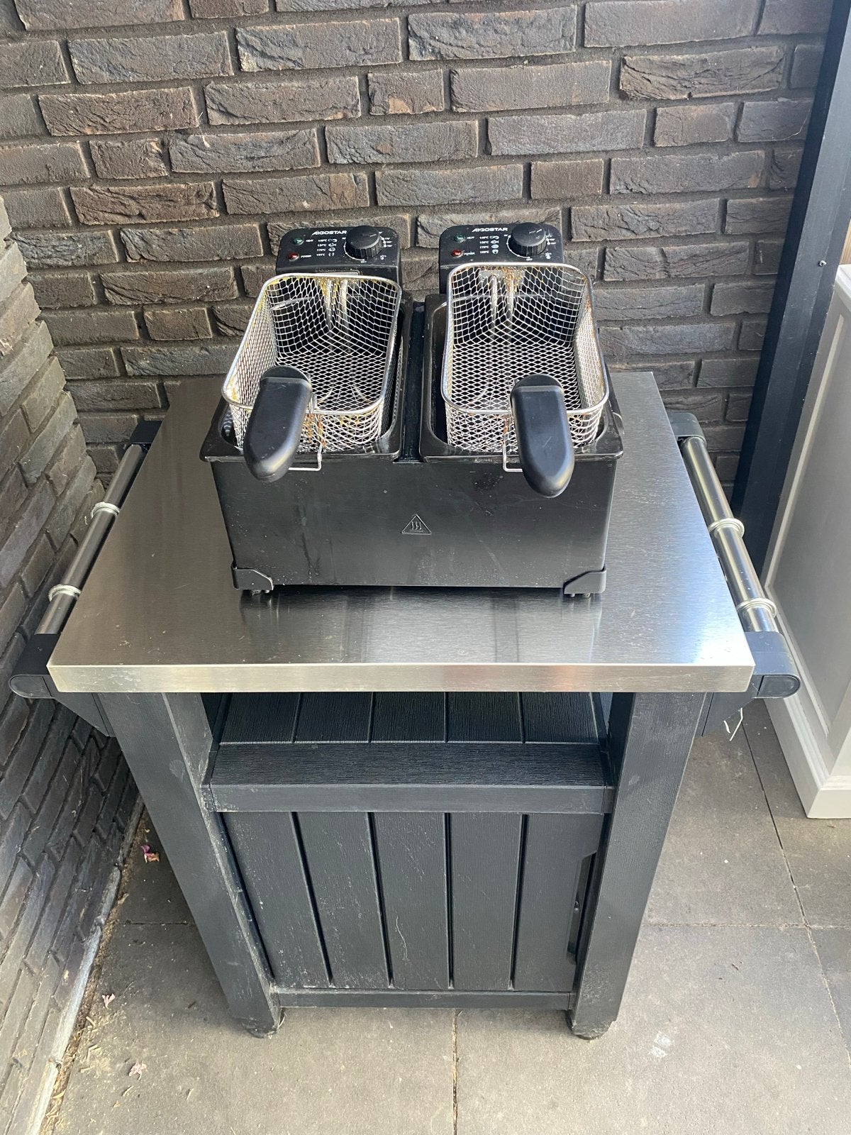 Buitenkeukenblok met Dubbele friteuse, 3 tot 4 liter, Ophalen, Gebruikt, Duo-friteuse