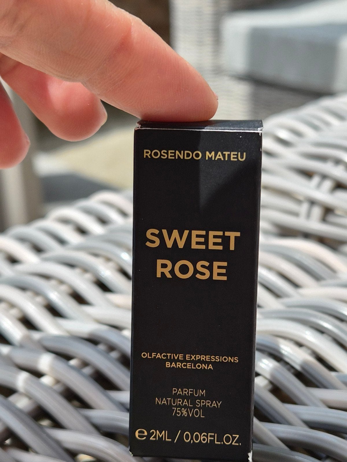 Rosendo Mateu Sweet Rose Parfum - 2ml Sample, Sieraden, Tassen en Uiterlijk, Verzenden, Nieuw
