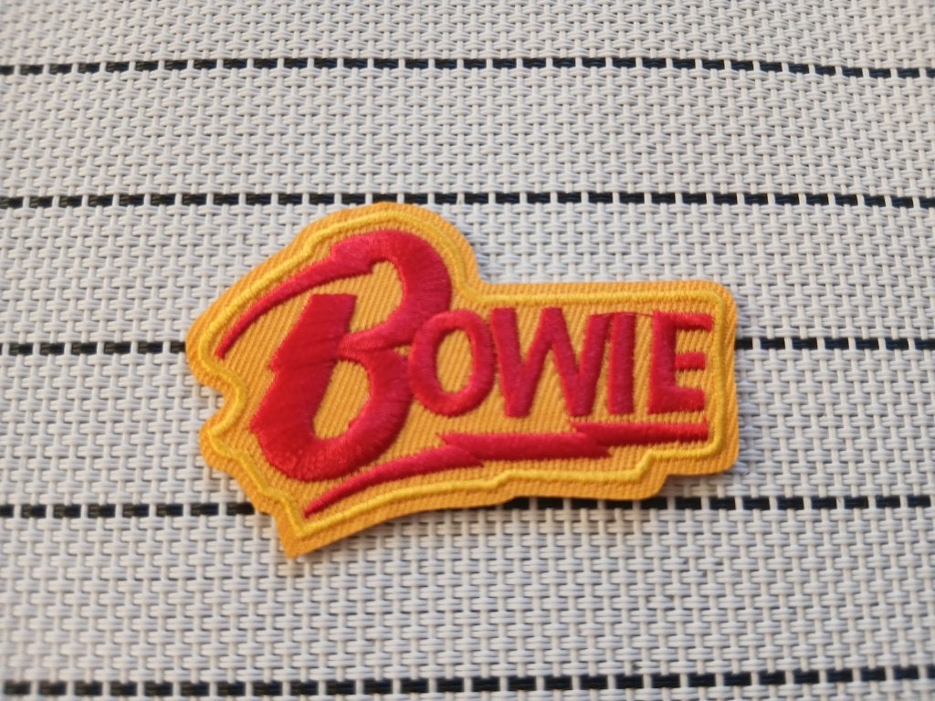 David Bowie mooie  geel/rode shaped patch b34, Ophalen of Verzenden, Nieuw, Kleding