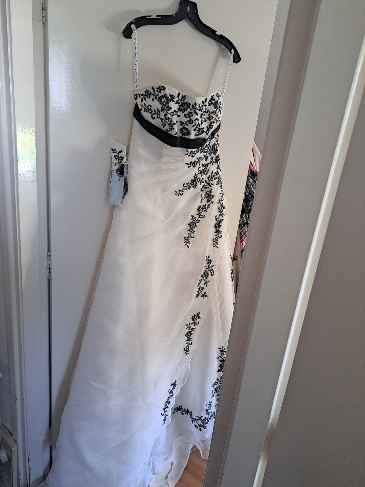 Nieuwe trouwjurk Miss Paris, zwart/wit, maat 40, met hoepel, Trouwjurk, Miss Paris, Wit, Nieuw