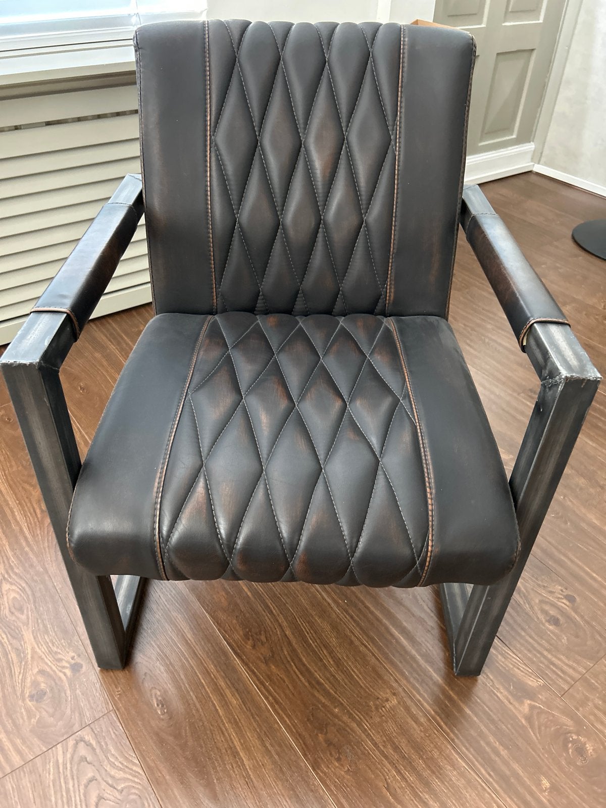 Stijlvolle fauteuil met metalen frame en gestoffeerde zittin, Ophalen, Gebruikt, 75 tot 100 cm, Metaal